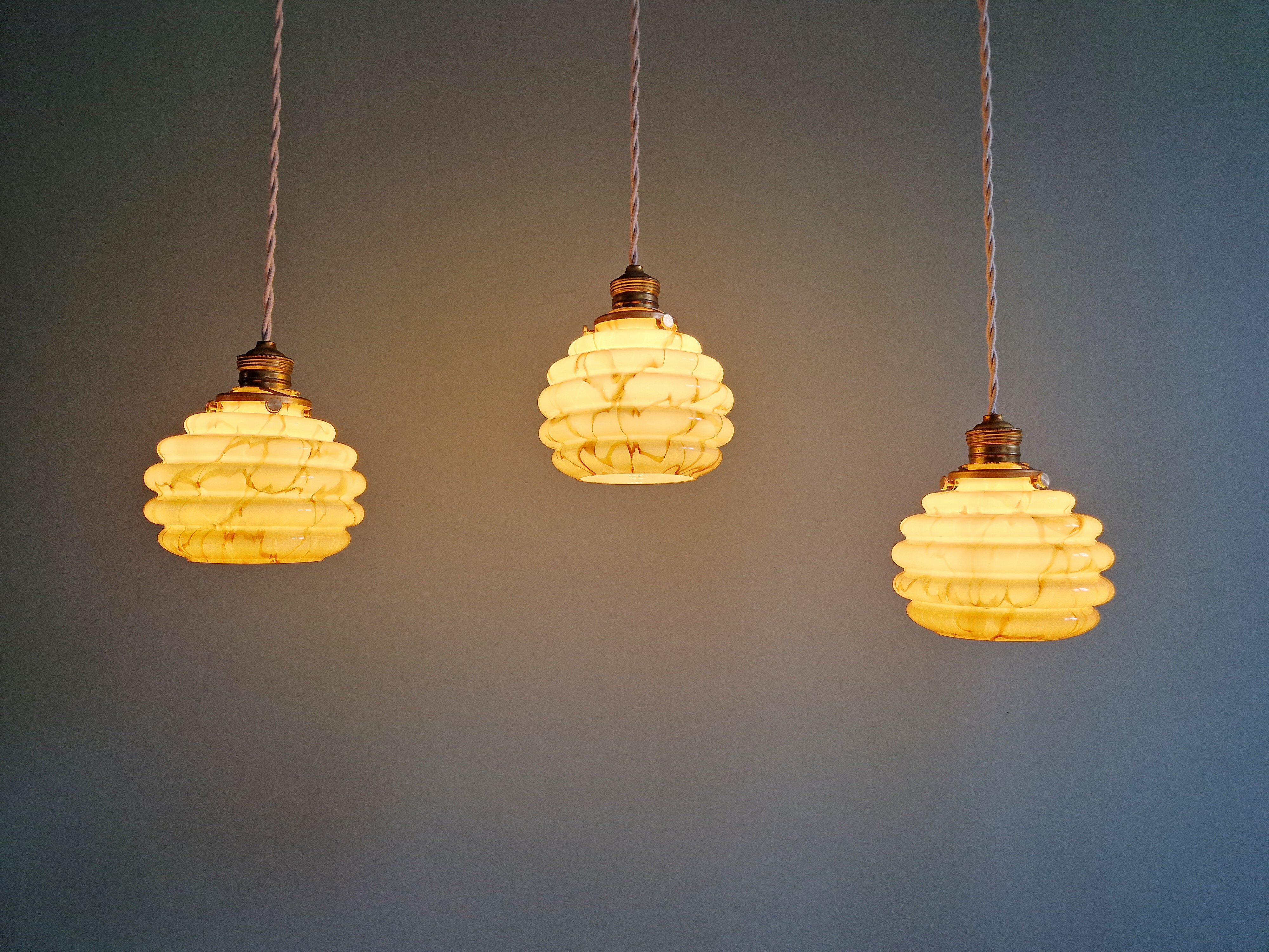 Art Deco suspension in marbled opaline and ouraline (4 available), 1920-30