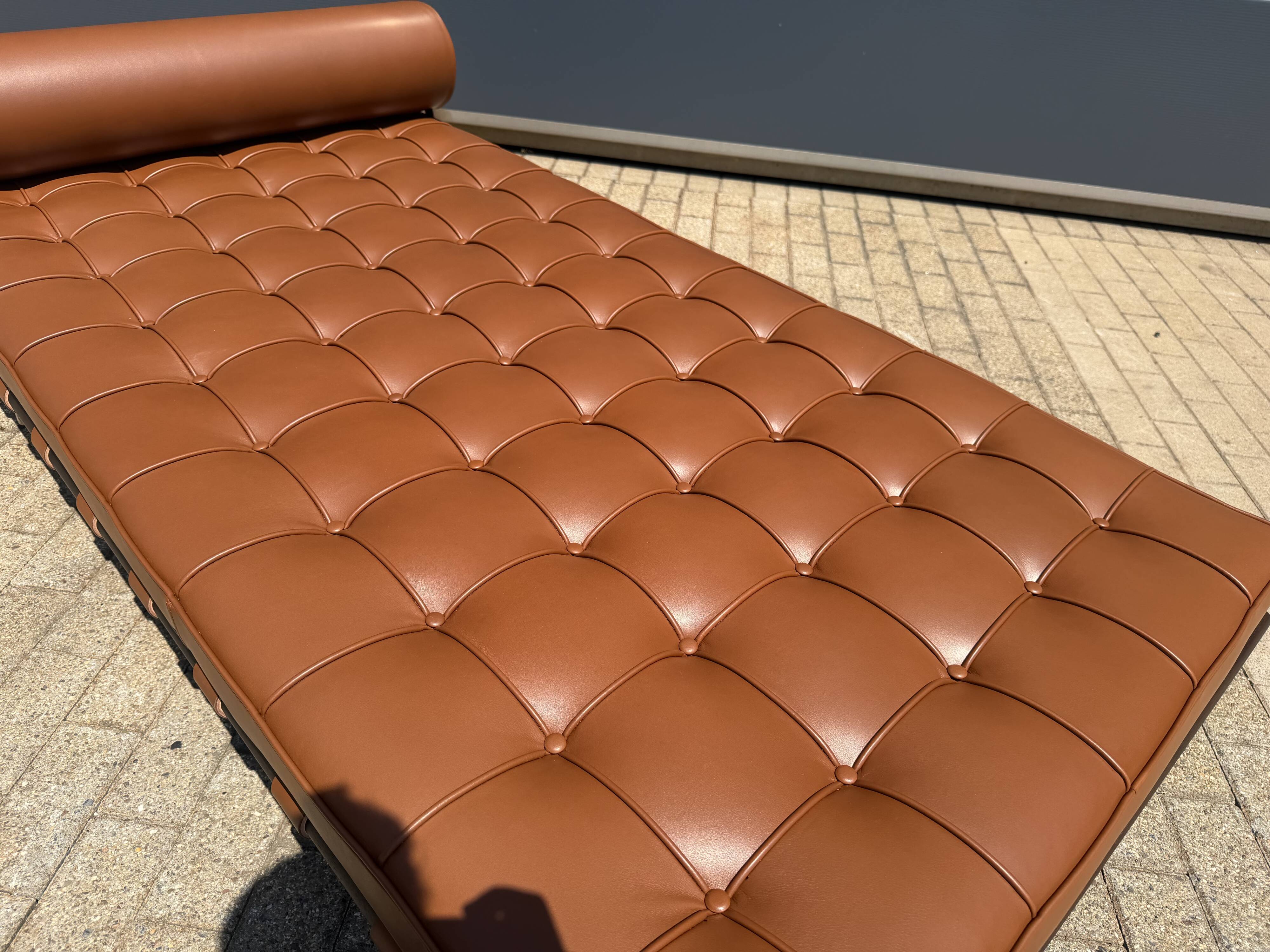 Knoll barcelona daybed mies van der rohe in cognac venezia leather, as new