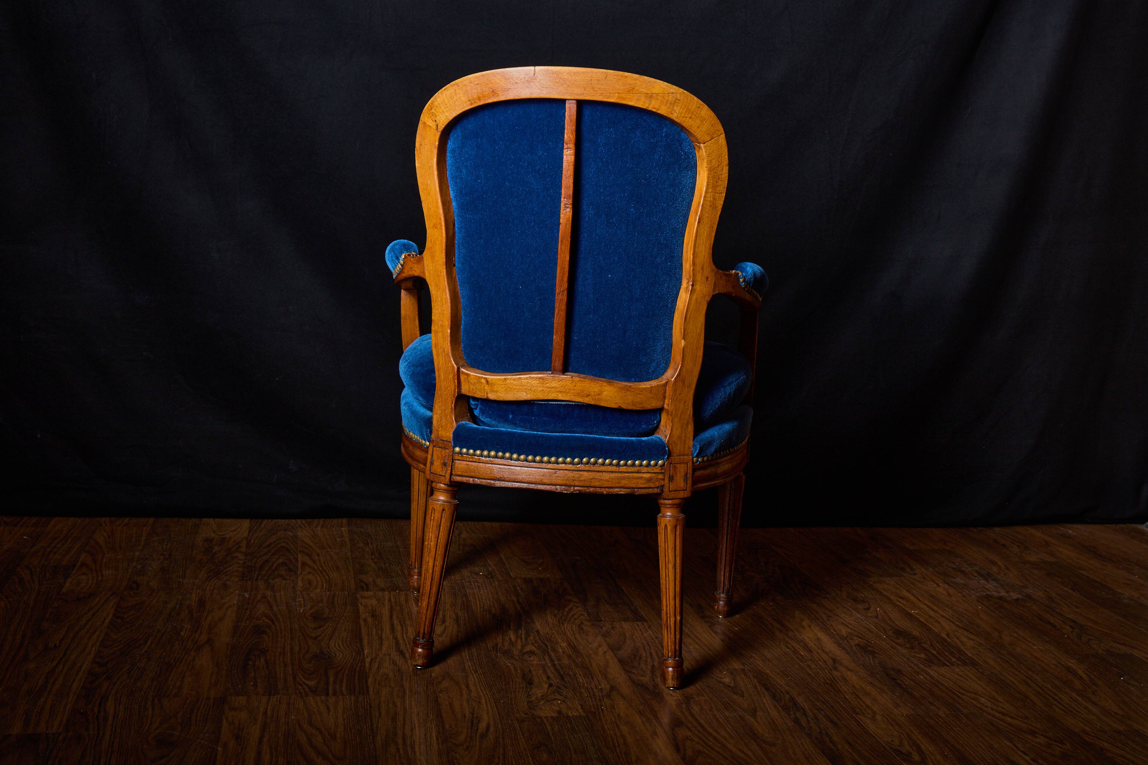 Paire de fauteuils de style Louis XVI rénovés en velours bleu