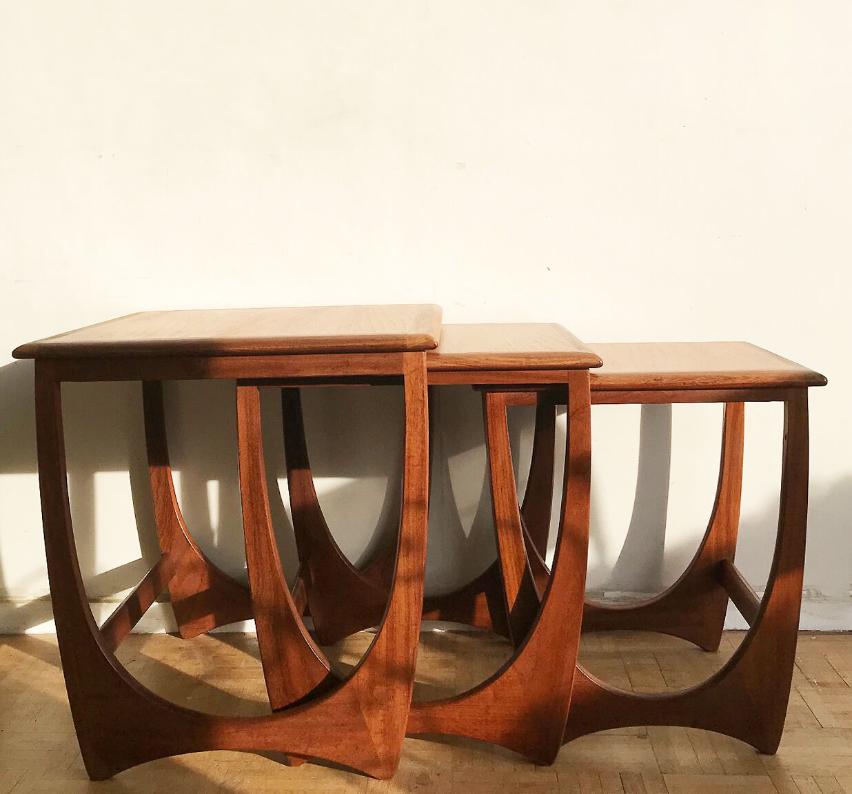 Tables gigognes en teck modèle Astro design Victor Wilkins pour G Plan - 1960