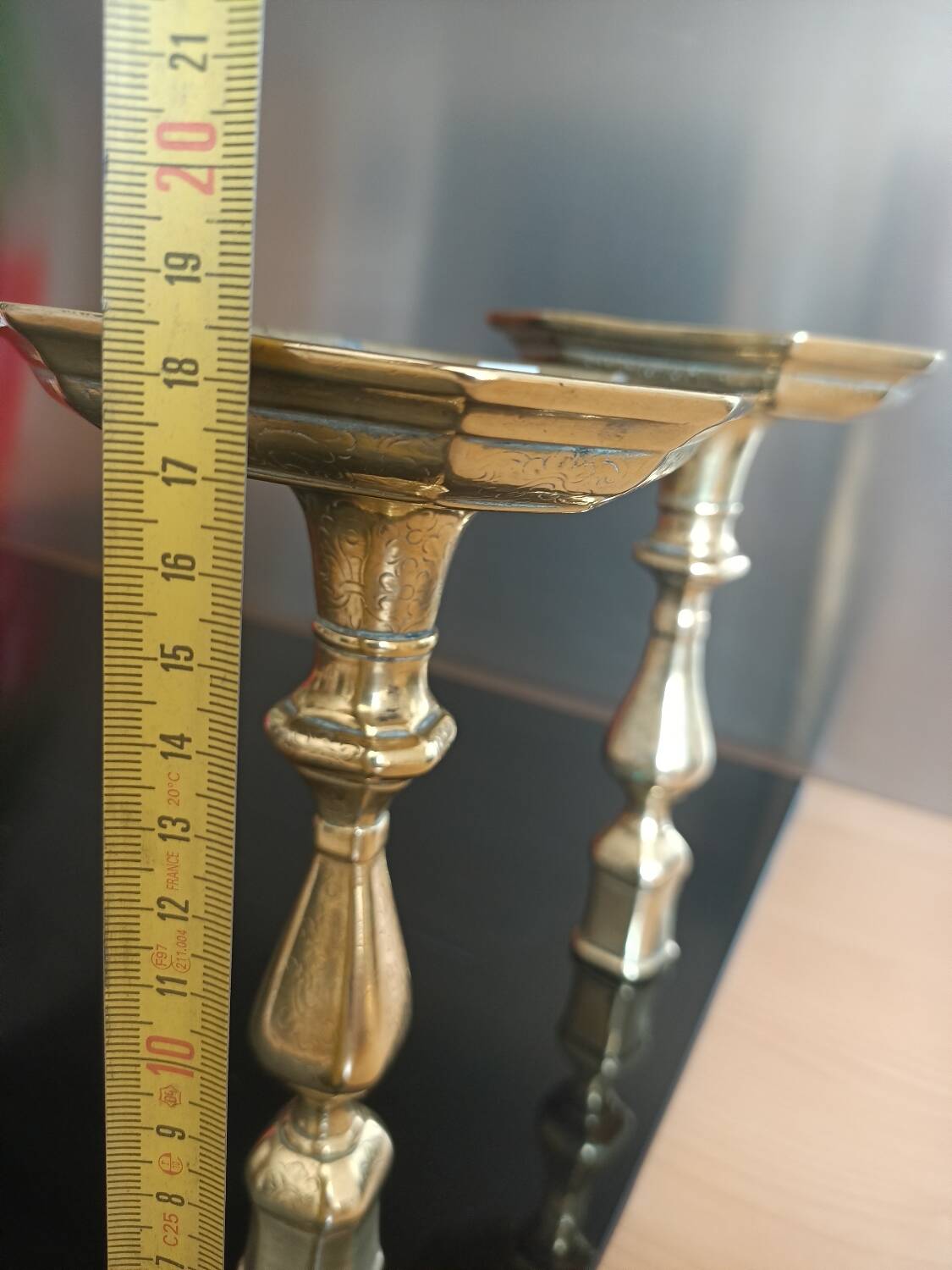 Bougeoirs ciselés en bronze doré