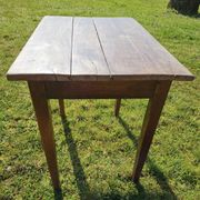 Table en bois avec un tiroir