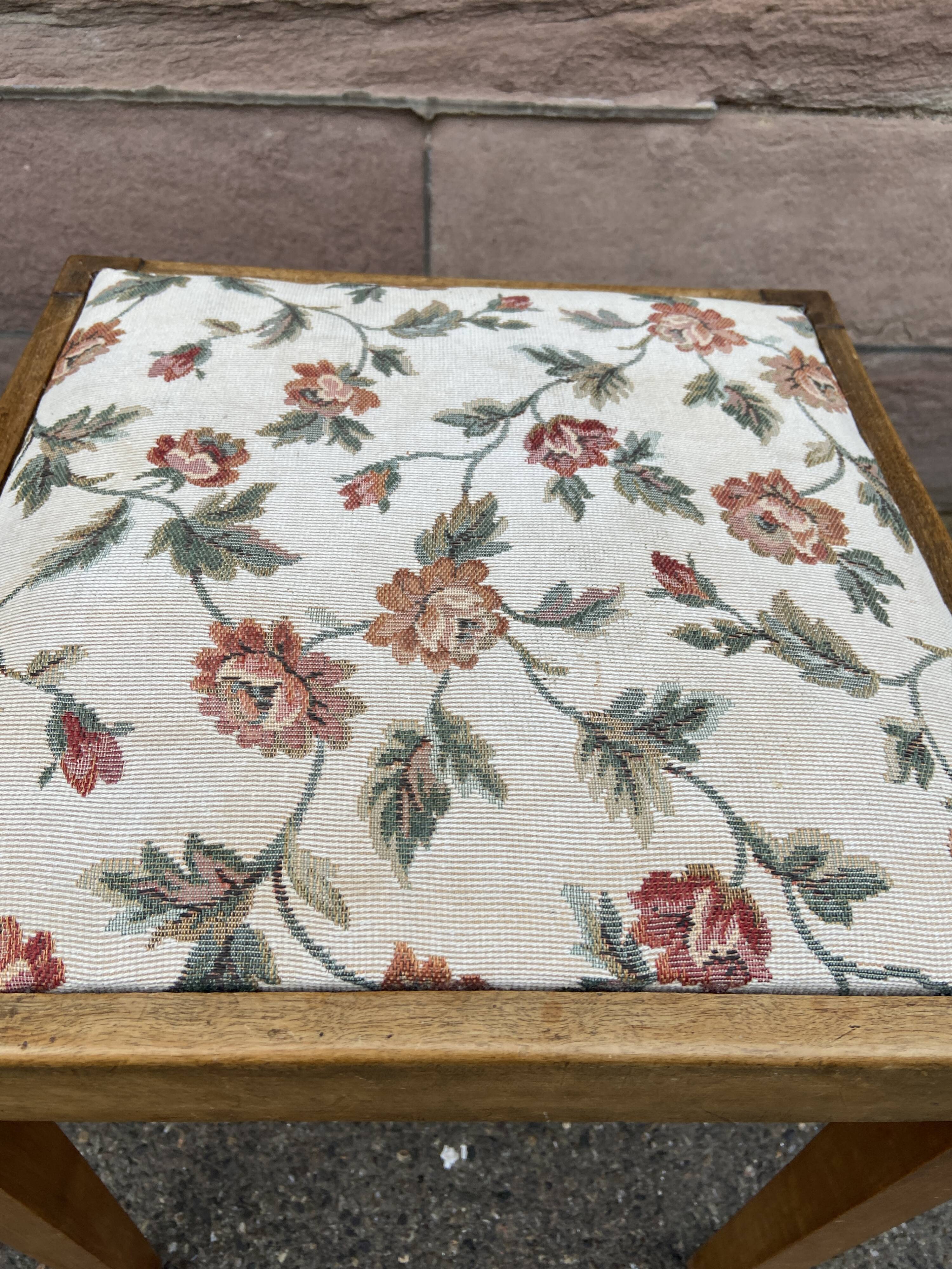 Tabouret style Louis XVI.tapisserie vintage