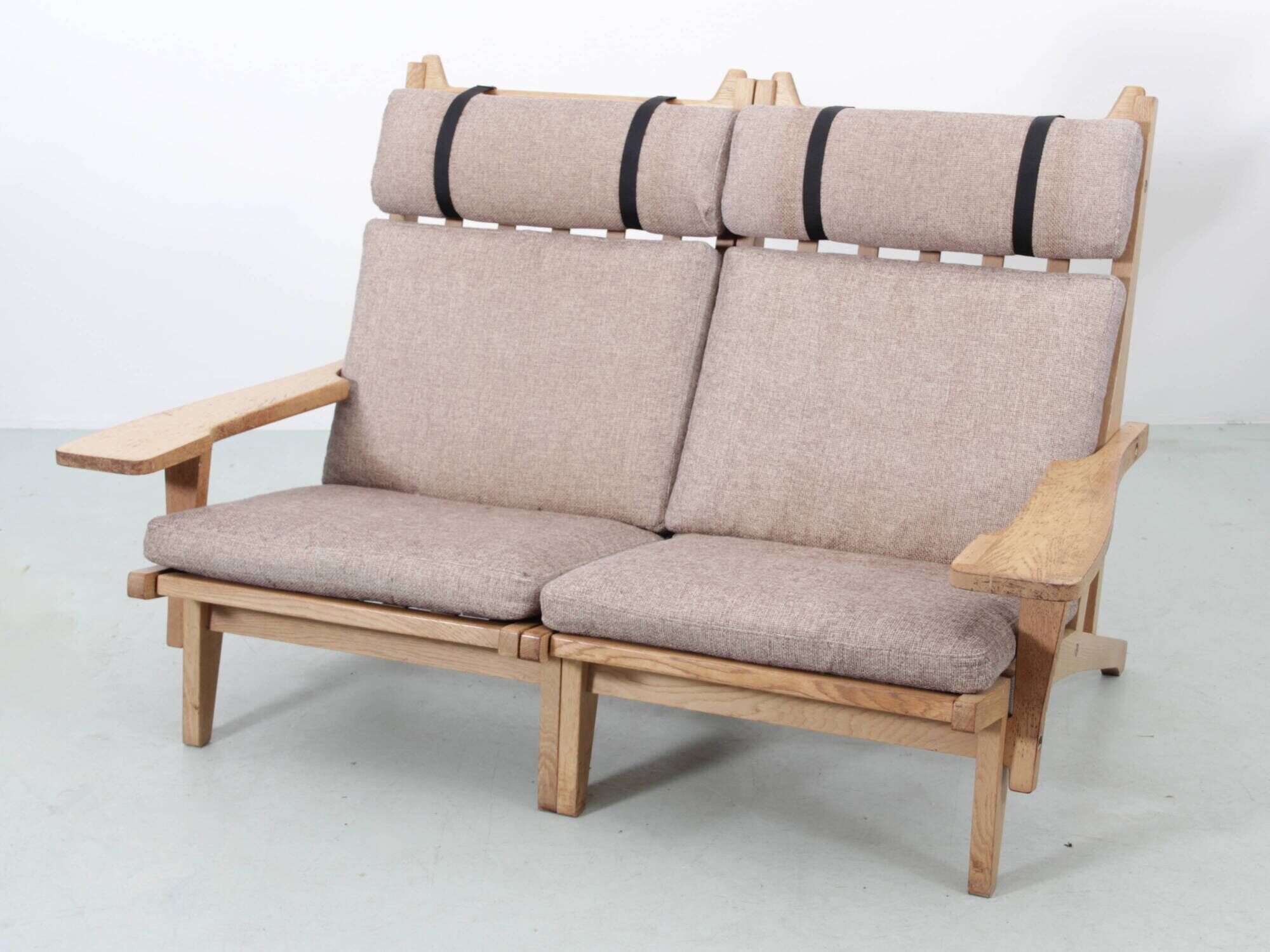 Pair of Scandinavian armchairs GE 375, with 1 pair of armrests.