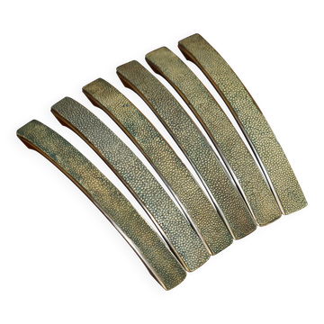 Set of six drawer handles in shagreen.