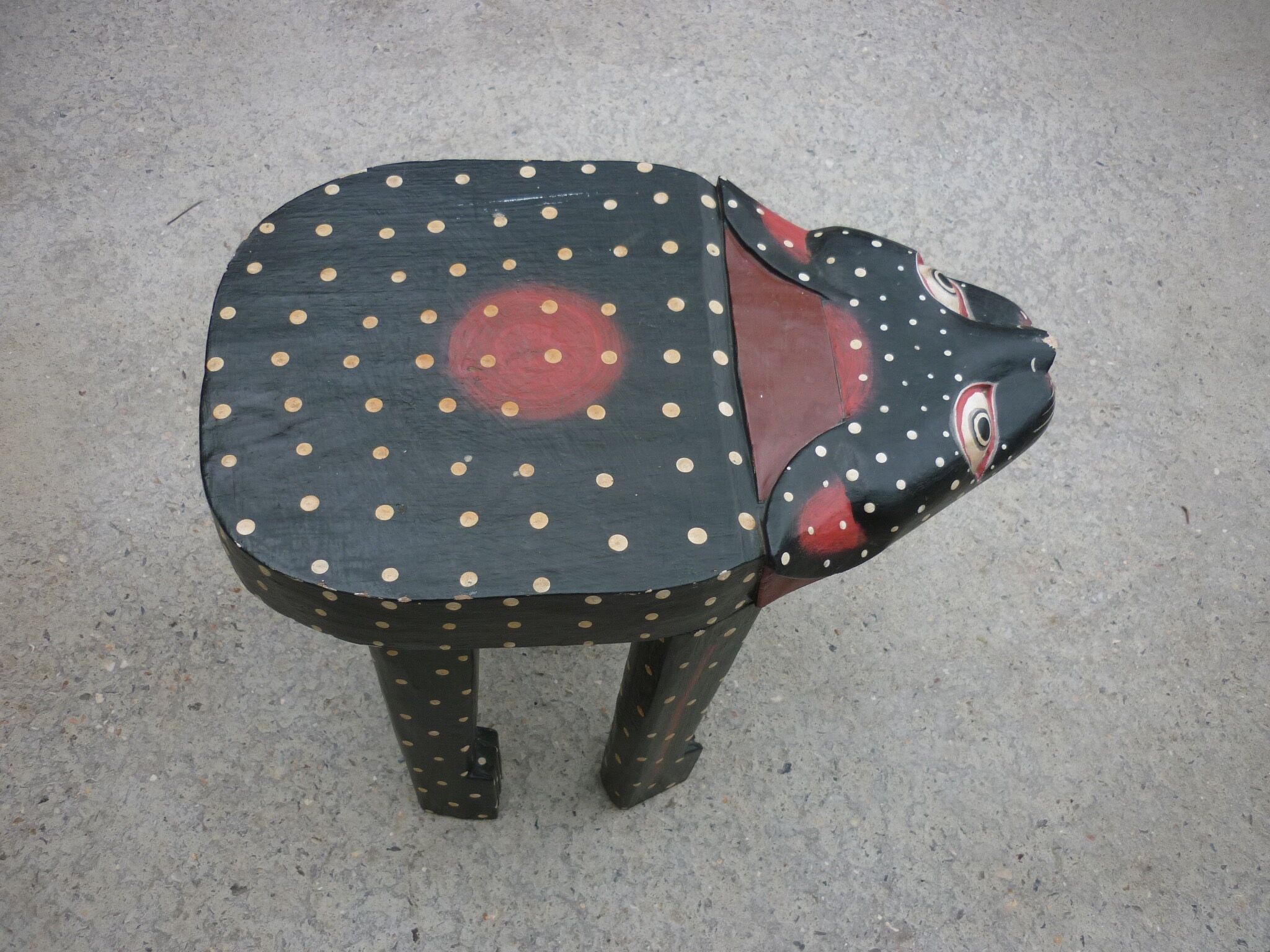 Tabouret depicting a cat
