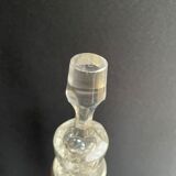 Carafe en cristal soufflé, taillé et col en argent