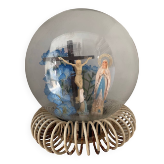 Beau globe avec figures religieuses et composition de fleurs