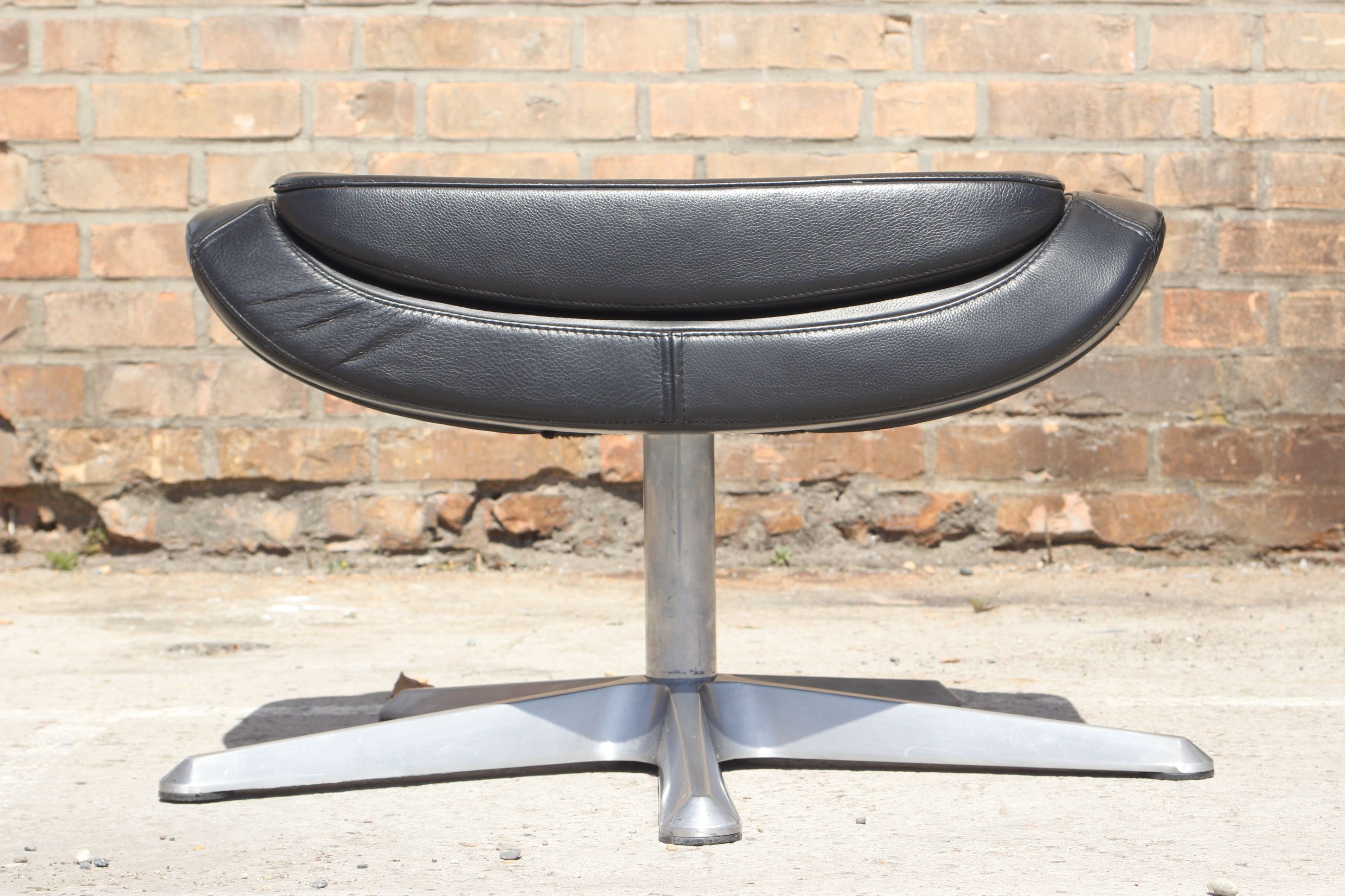 Ottoman Vintage in Leather and Aluminium, 1970s