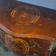 Commode de style louix xv en marqueterie