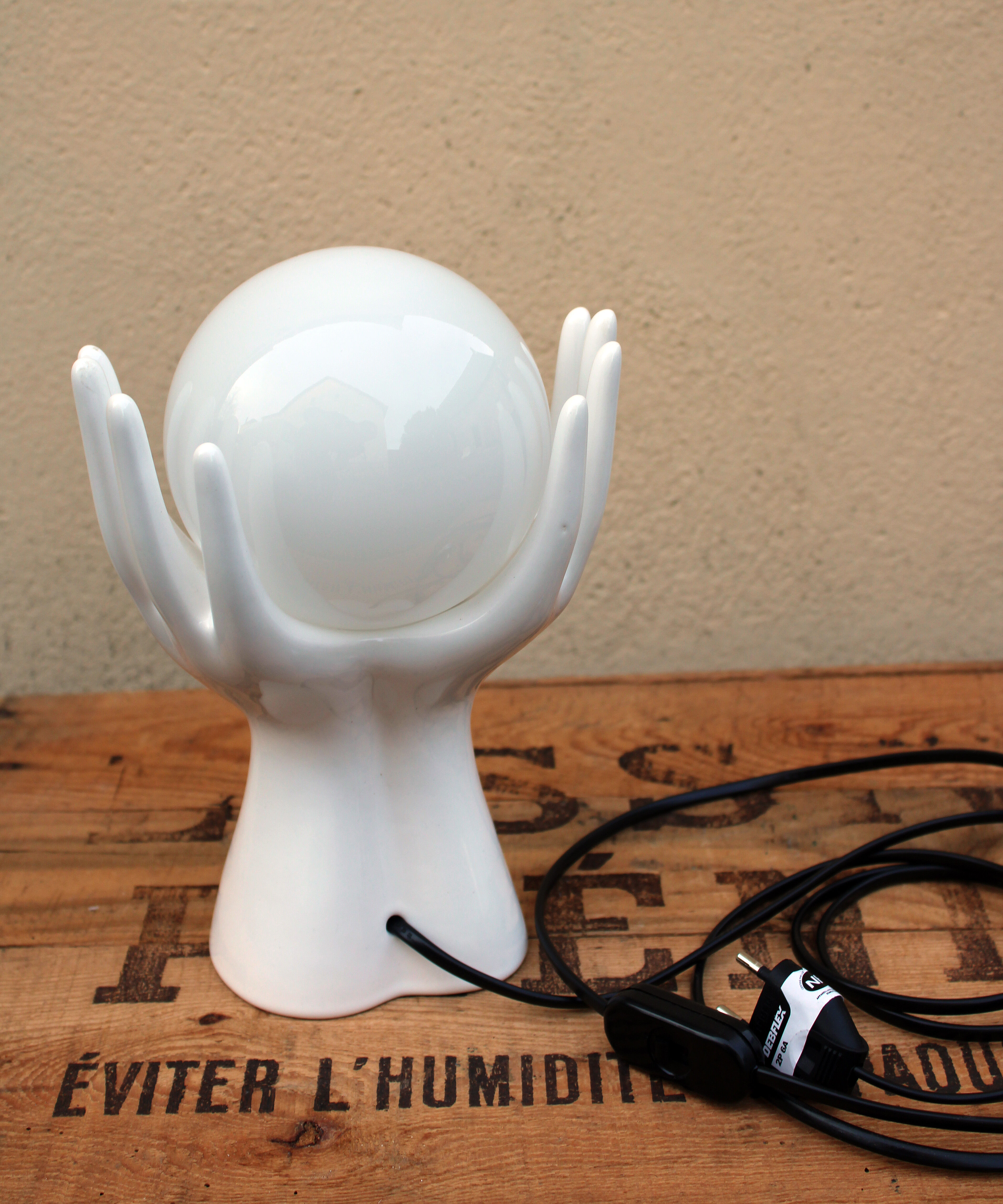 Hand-shaped lamp and opaline globe
