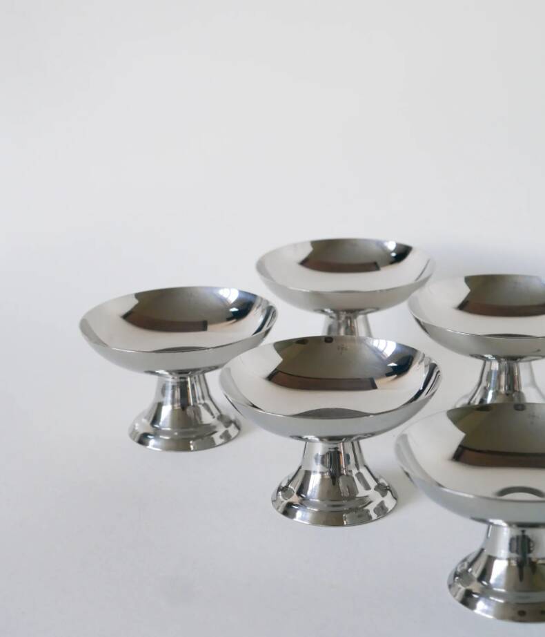 Set of 6 high stainless steel cups, wide base, Design, 1970 - 6 X 9 cm