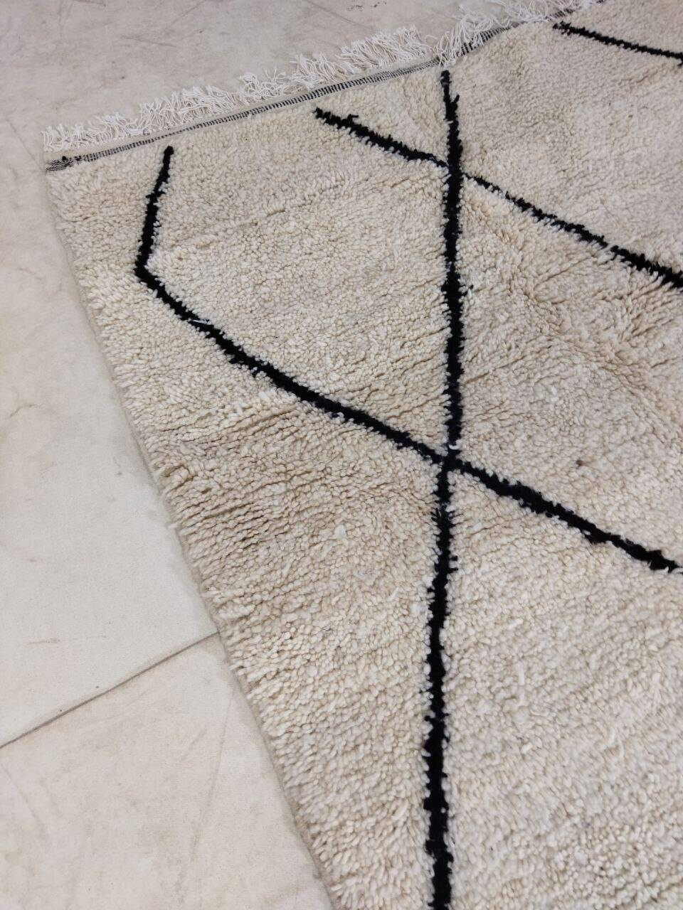 Tapis berbère marocain artisanal fait main251 x 143 cm