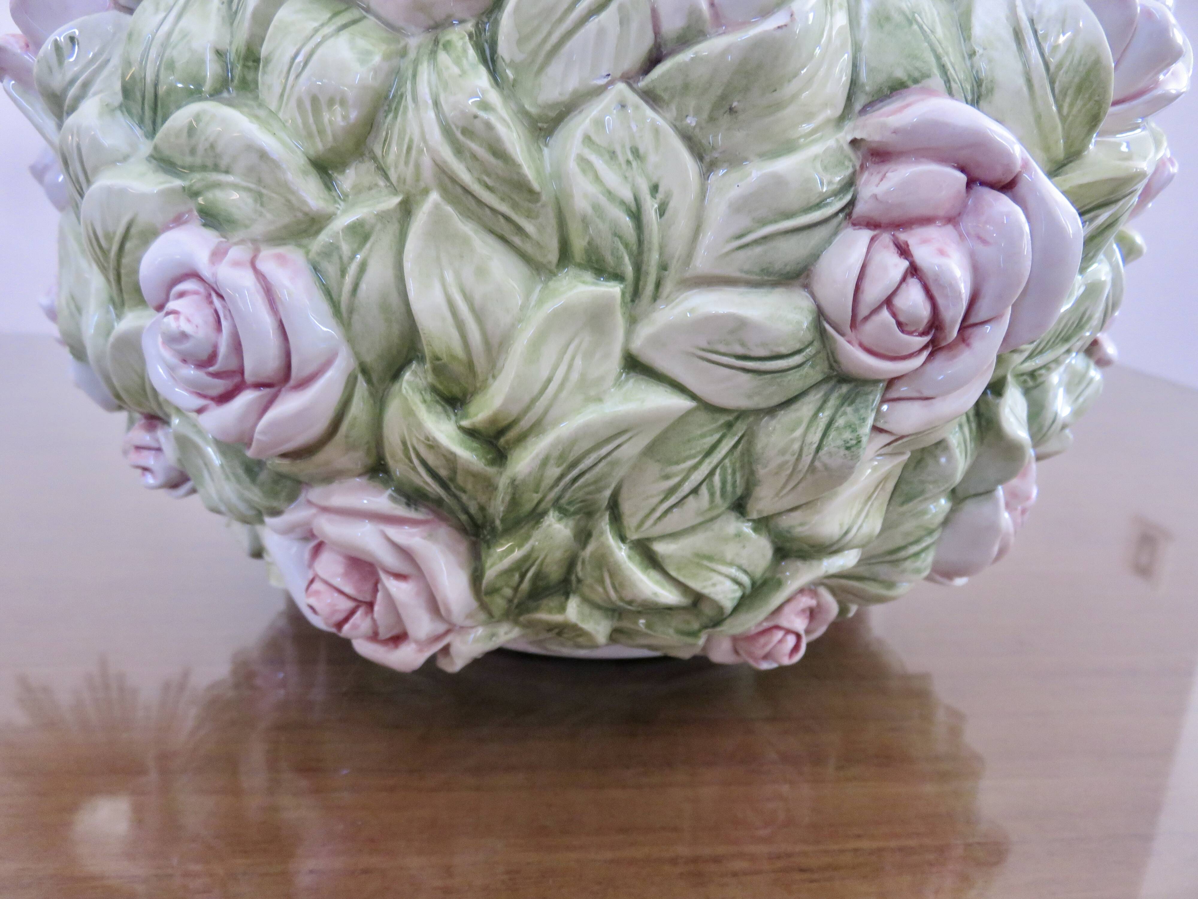 Vase en barbotine, décor floral