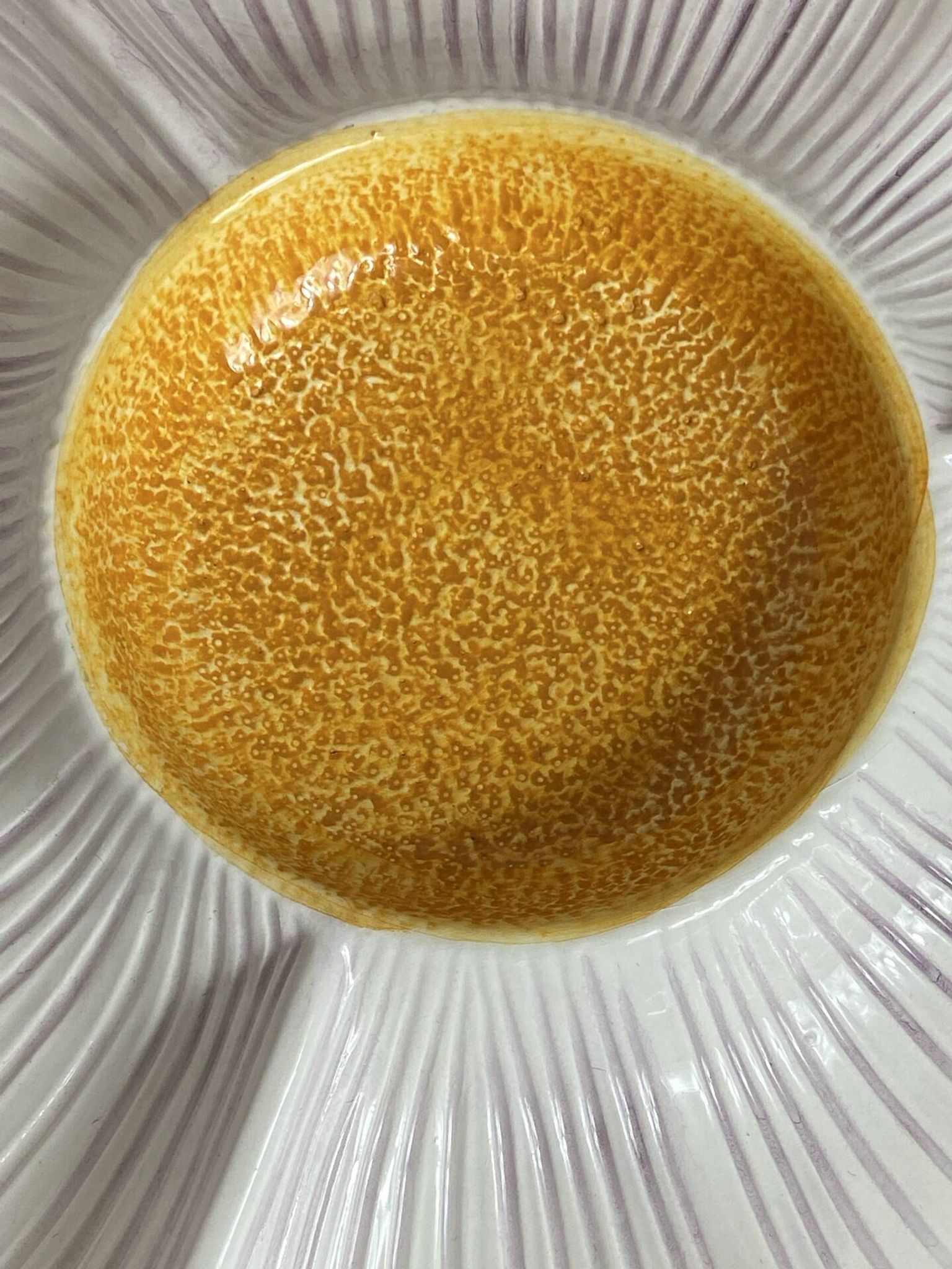 Plat compartimenté, grande fleur en céramique, Italie