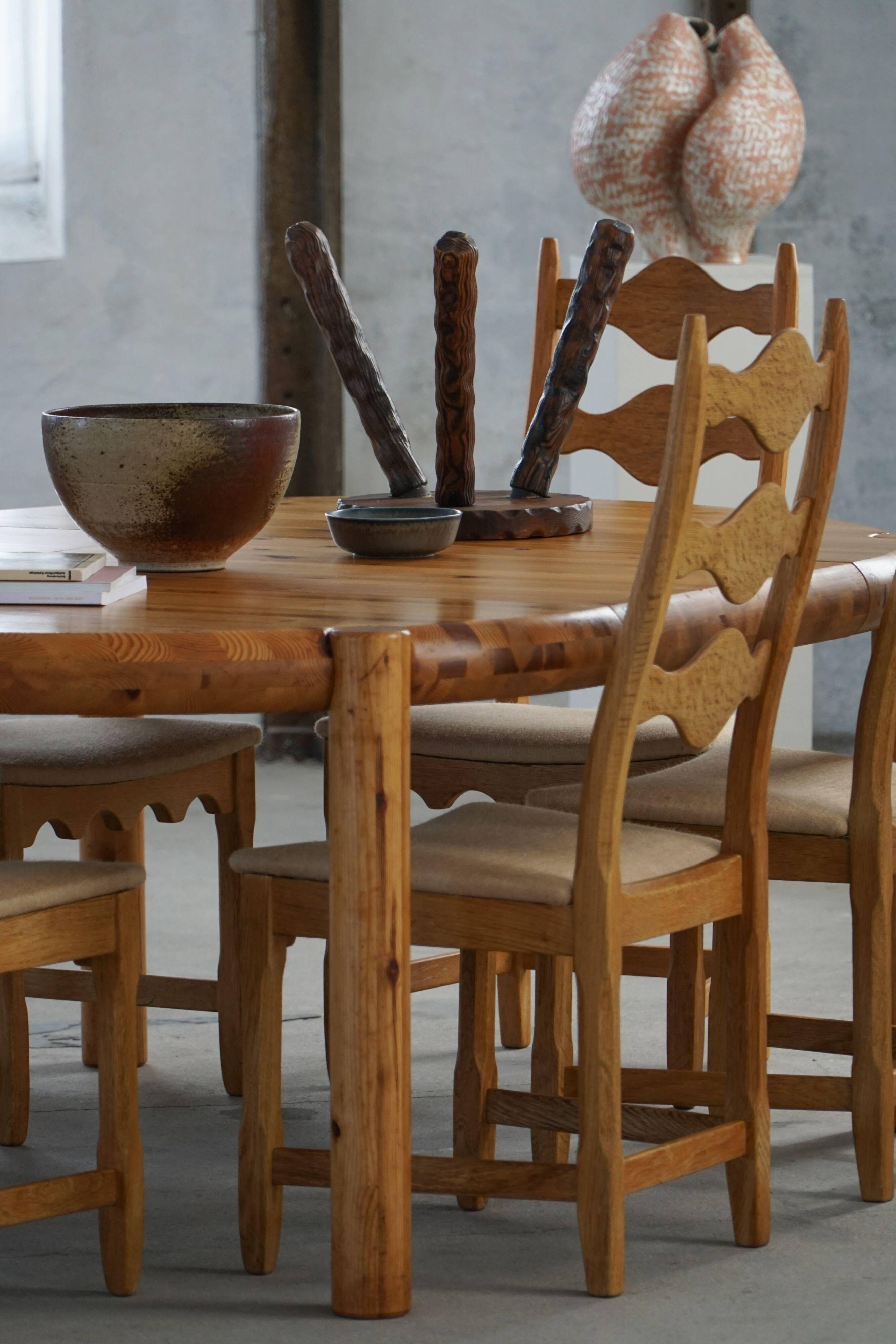 Rainer Daumiller, extendable round dining table in pine, modern Danish style, 1970s.
