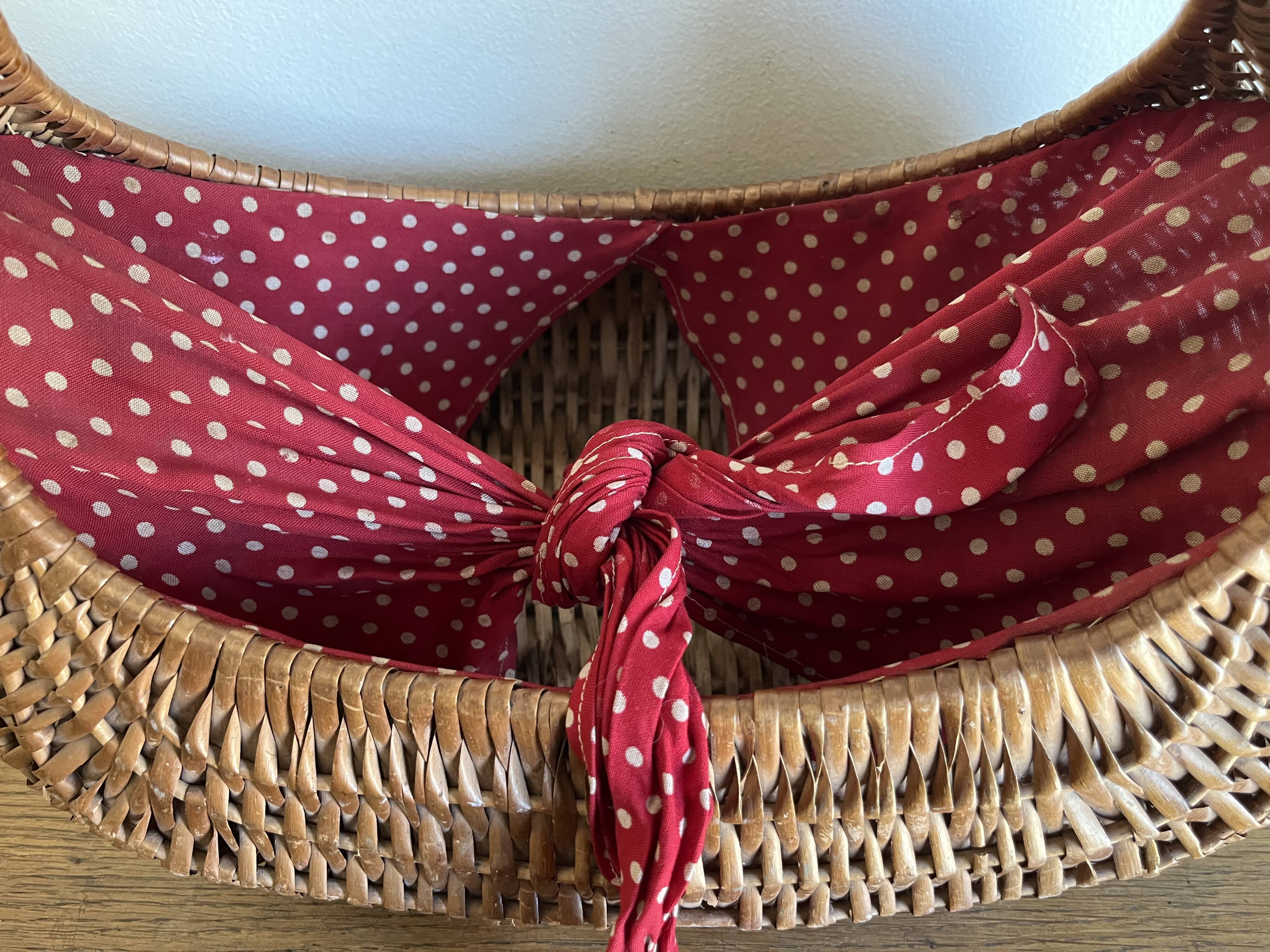 Panier gondole en osier 1960 doublé de coton a pois rouges