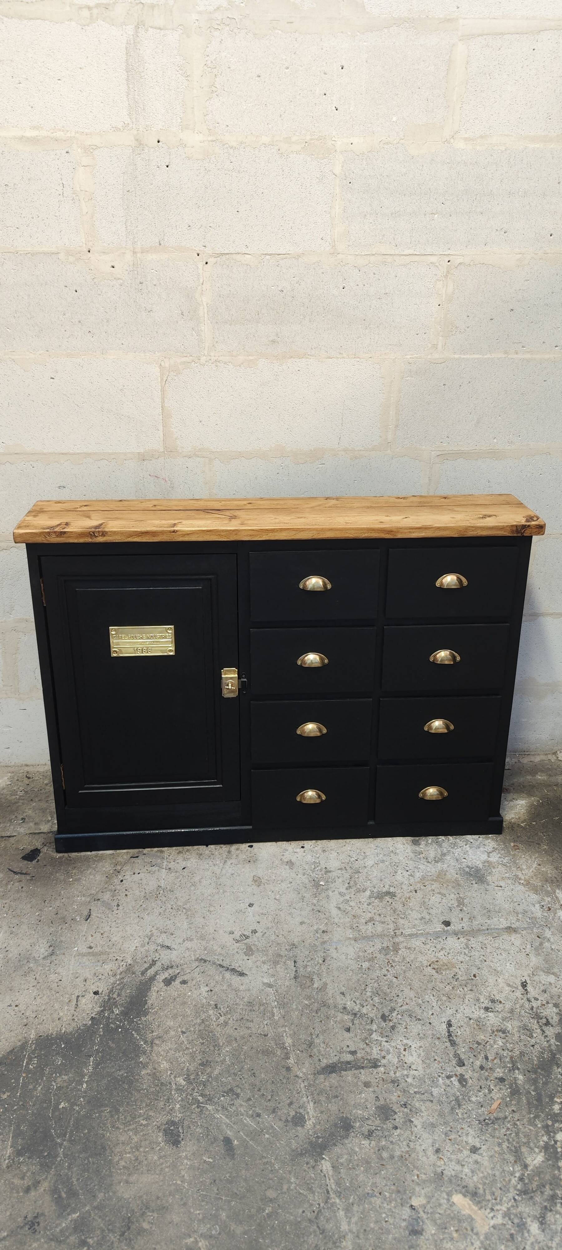 One-door workshop unit with eight black and gold drawers