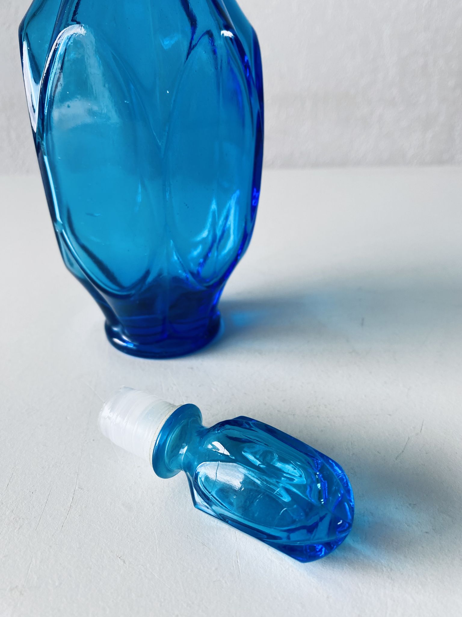 Carafe bleue en verre