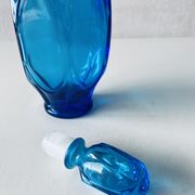 Carafe bleue en verre