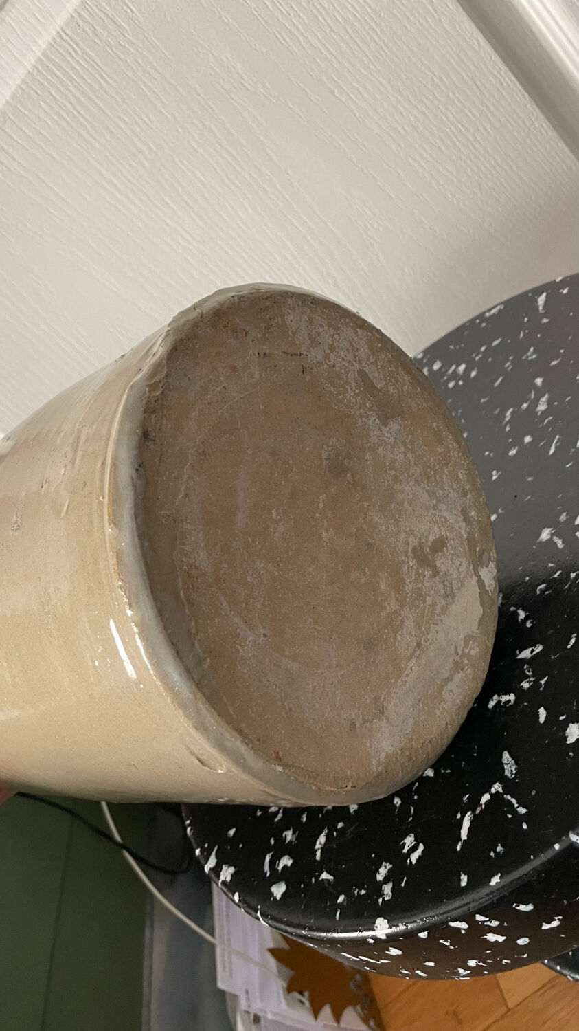 Old alcohol jar from the British army in stoneware.