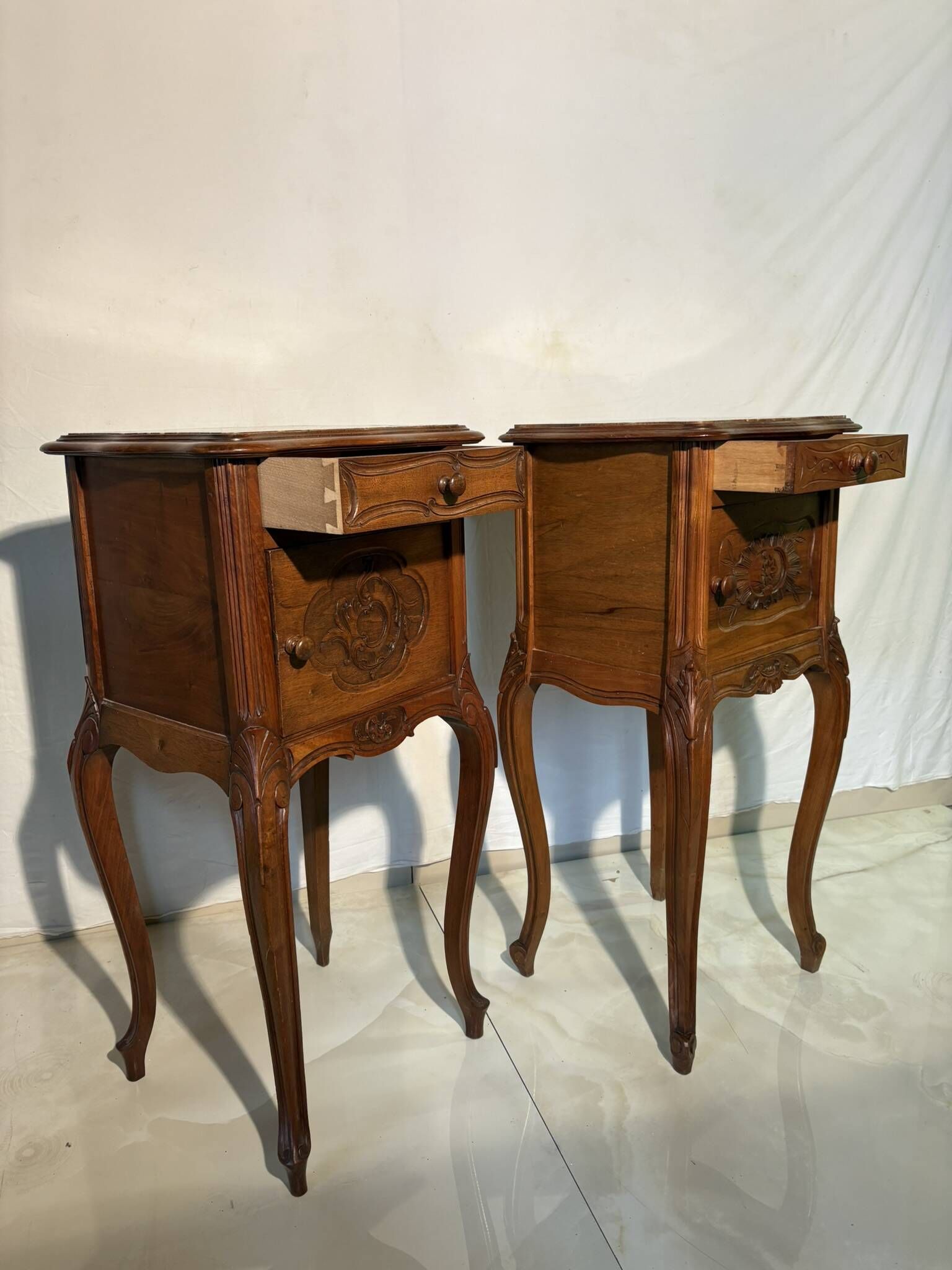 Pair of antique bedside tables with marble top and ceramic niche