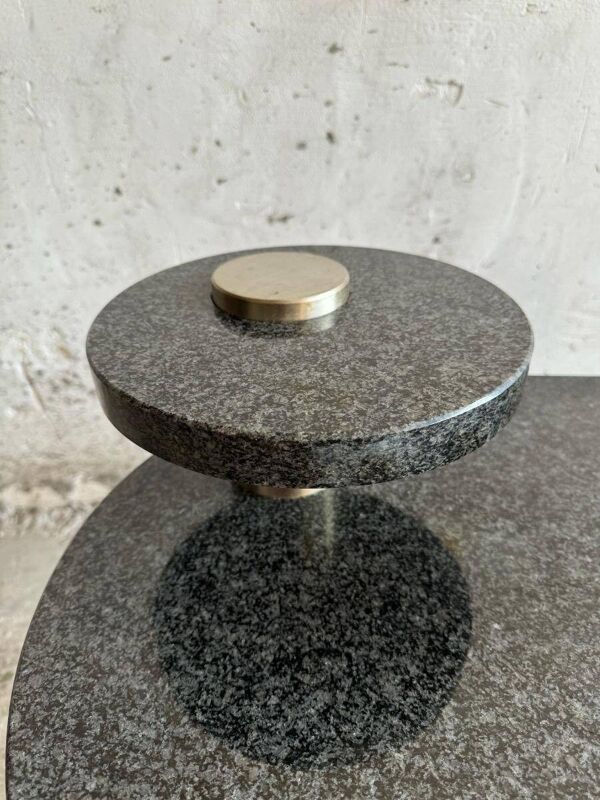 Table basse Memphis en granit noir/gris et acier inoxydable brossé — table sculpturale à deux niveaux dans un style postmoderne des années 1980