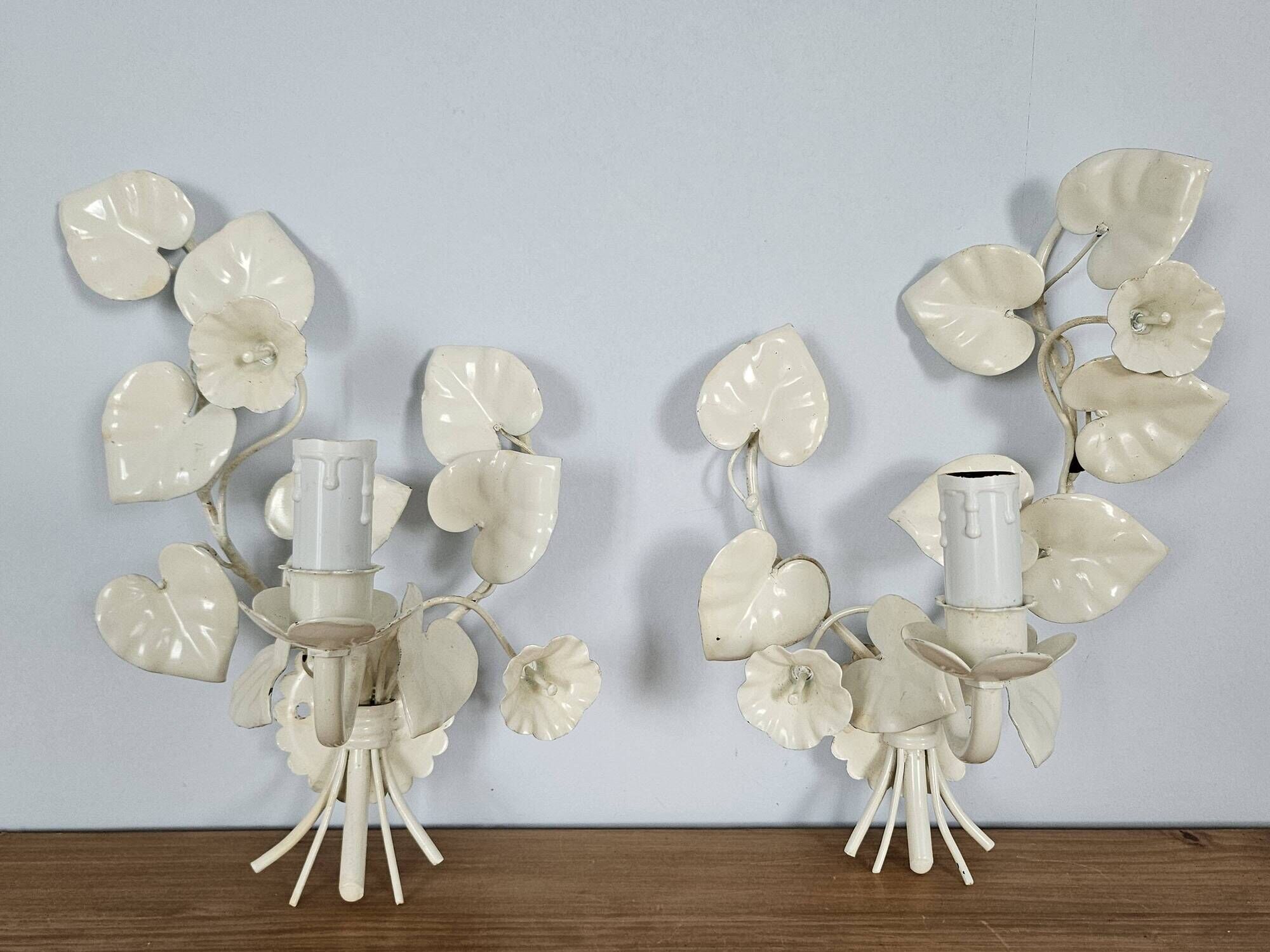 Pair of vintage floral wall sconces in white metal – Florentine style