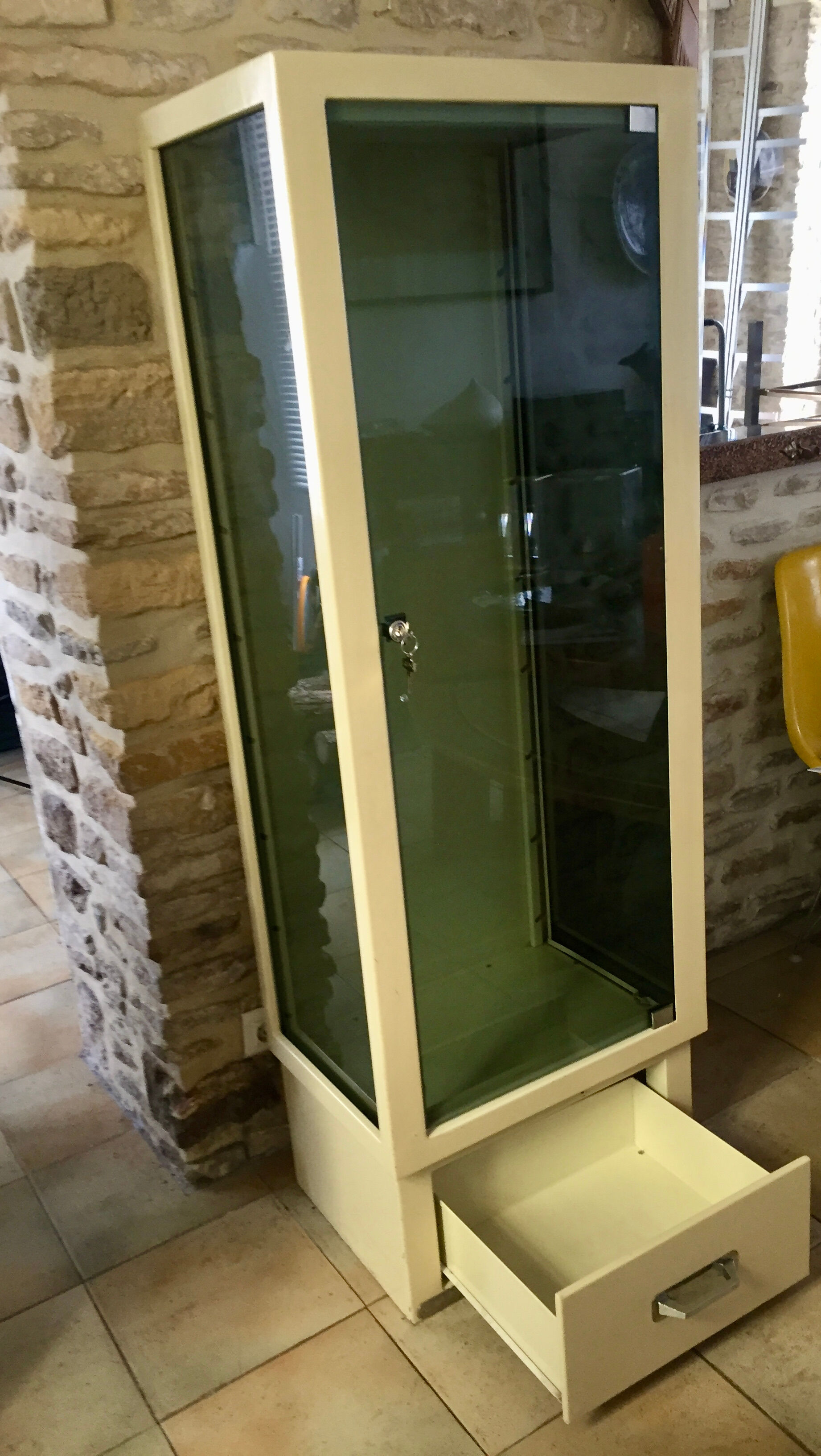 Armoire metallique vintage