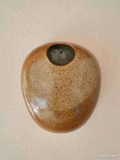 Lens stone wall vase