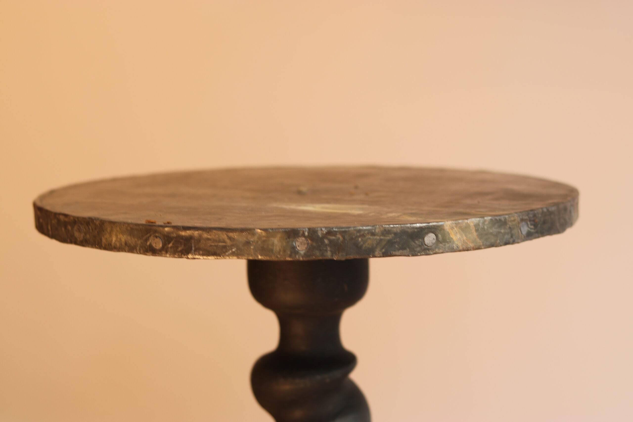 Table d’appoint avec pied torsadé et plateau recouvert d’une feuille de plomb