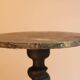 Table d’appoint avec pied torsadé et plateau recouvert d’une feuille de plomb