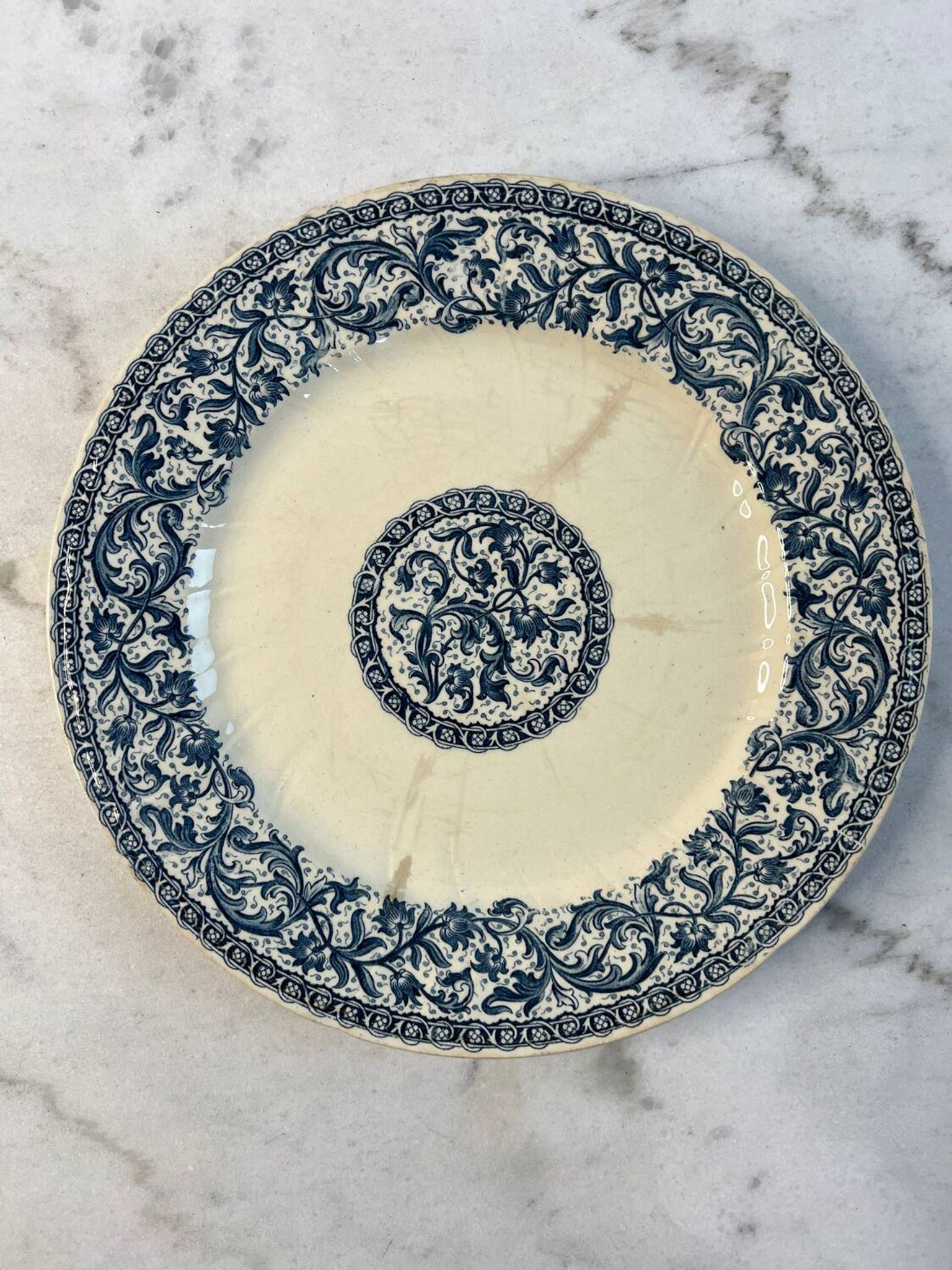 Flat plate made of ironstone from Gien, "Garlands" decoration, 1937.