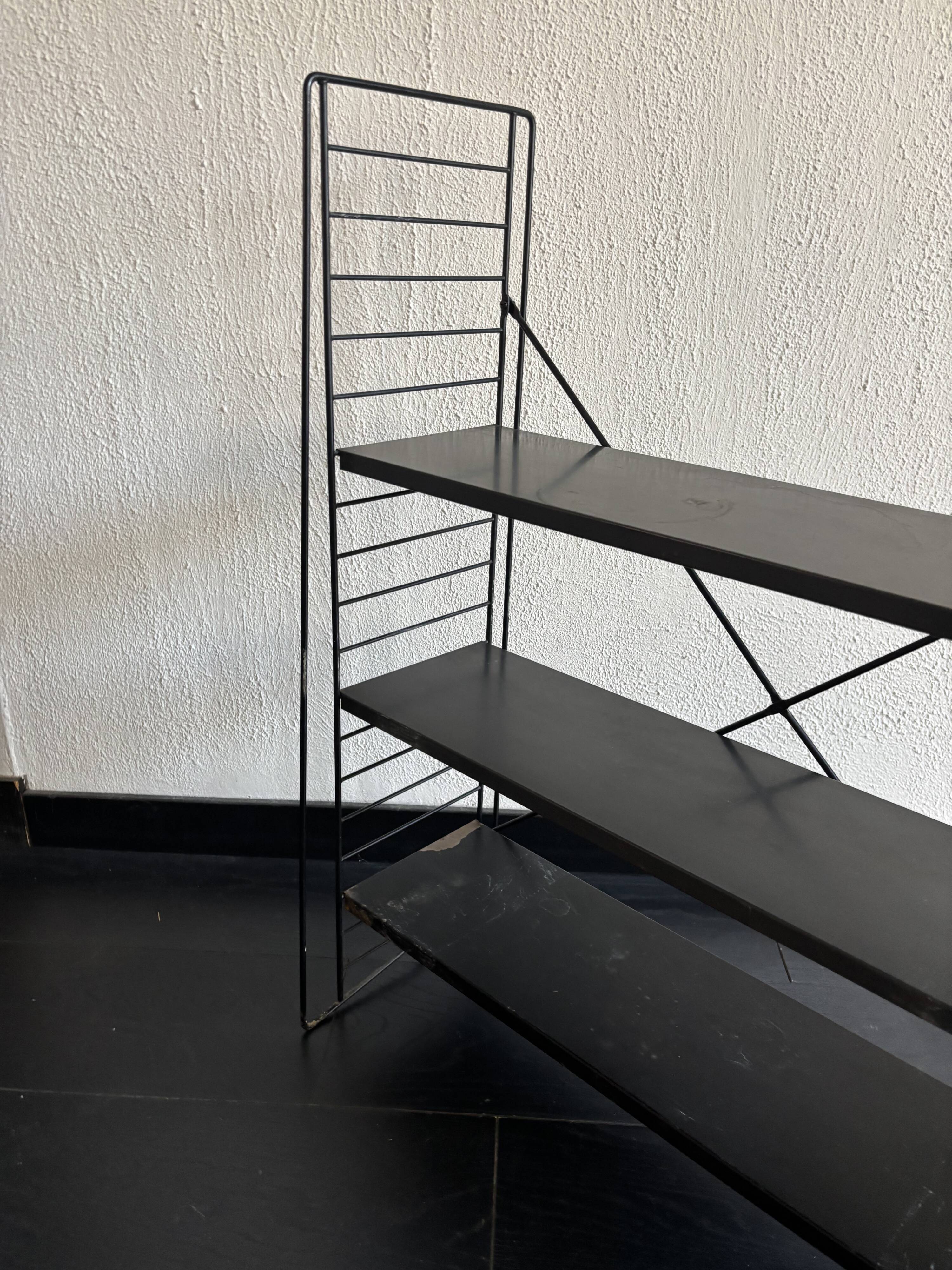 Etagère vintage 1950 tomado sur pieds design A.Dekker noire - 84 x 25 cm