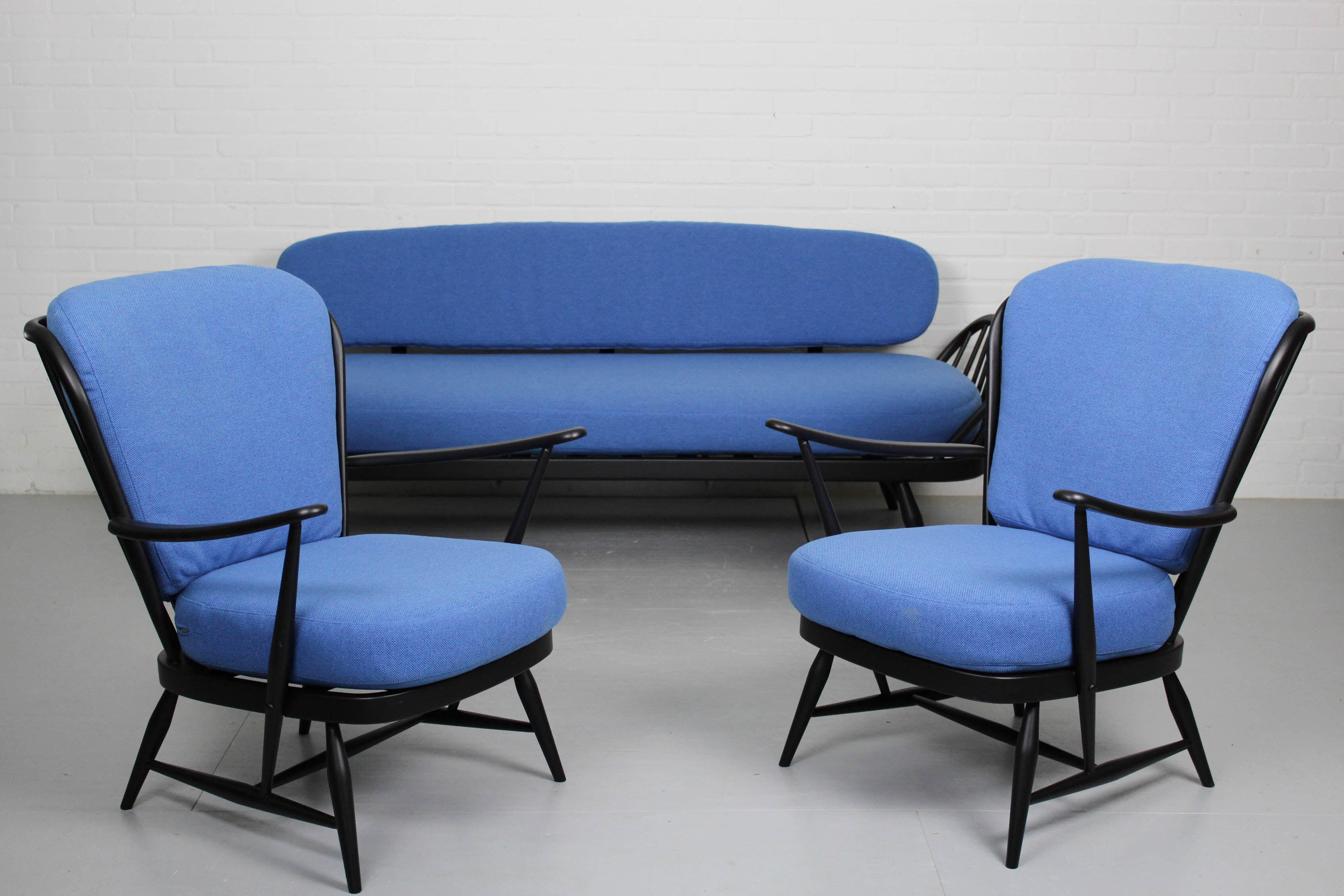 Lounge set with sofa daybed model ‘355’ and 2 windsor lounge chairs Lucian Ercolani for Ercol
