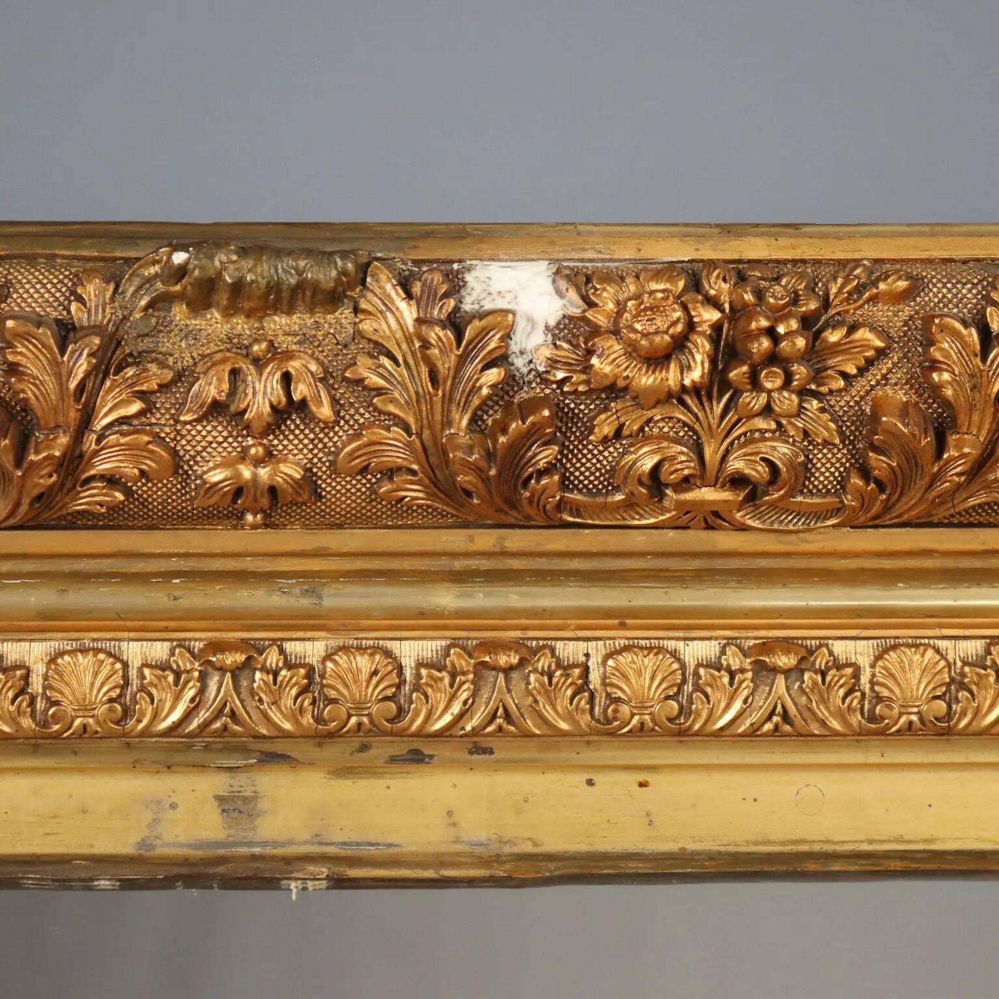 Miroir ancien en bois sculpté et doré, Italie, XIXe siècle