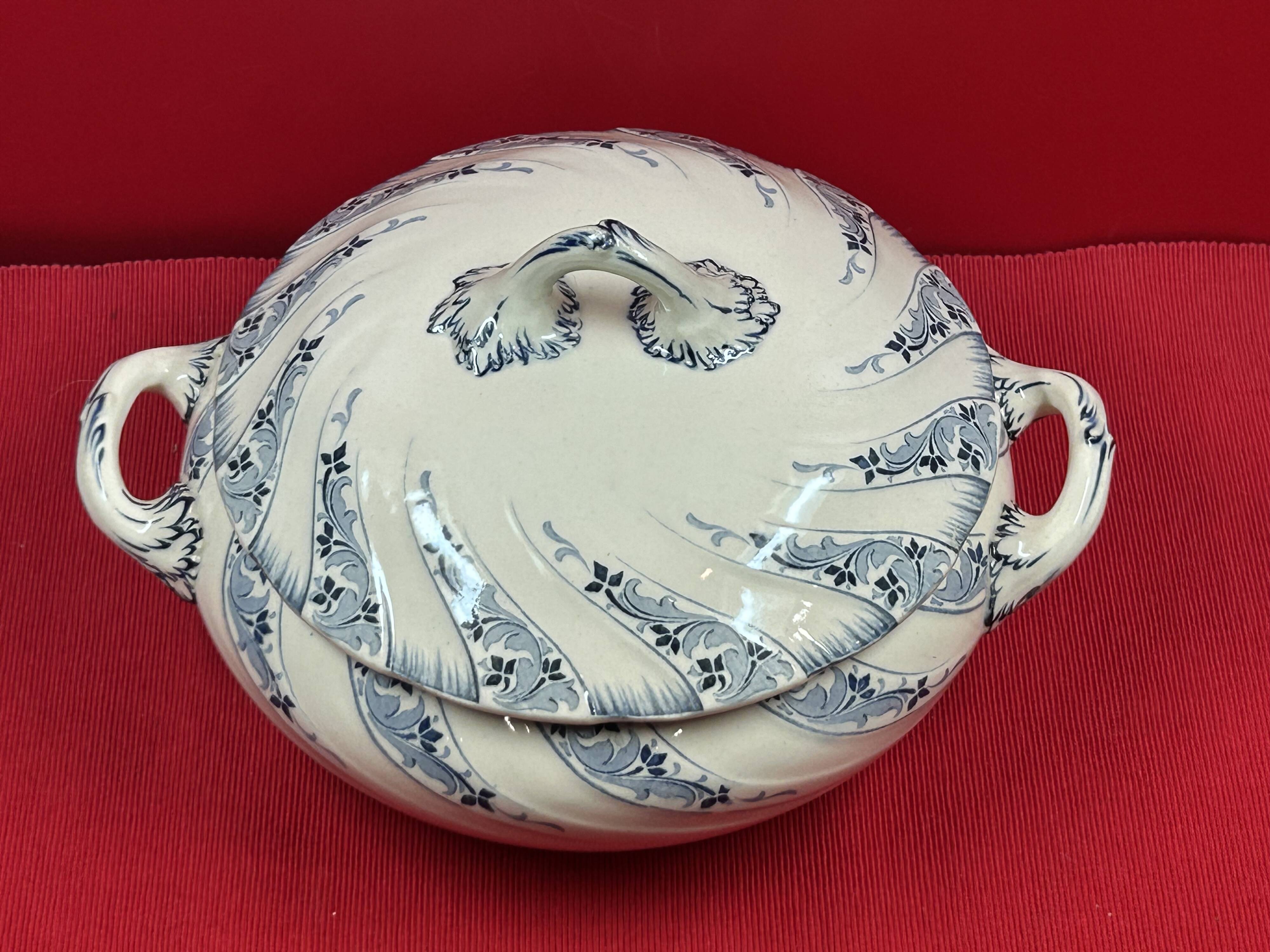 Antique Lunéville earthenware tureen, 28 x 22 x 16 cm