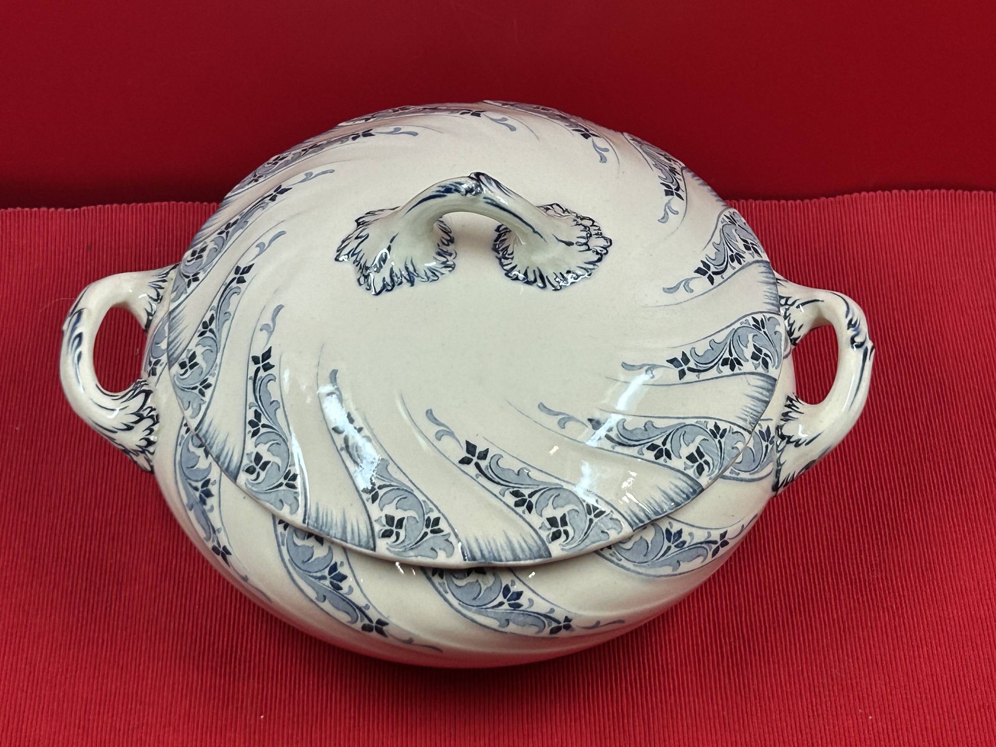 Antique Lunéville earthenware tureen, 28 x 22 x 16 cm