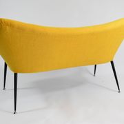 Canapé deux places, tissu jaune