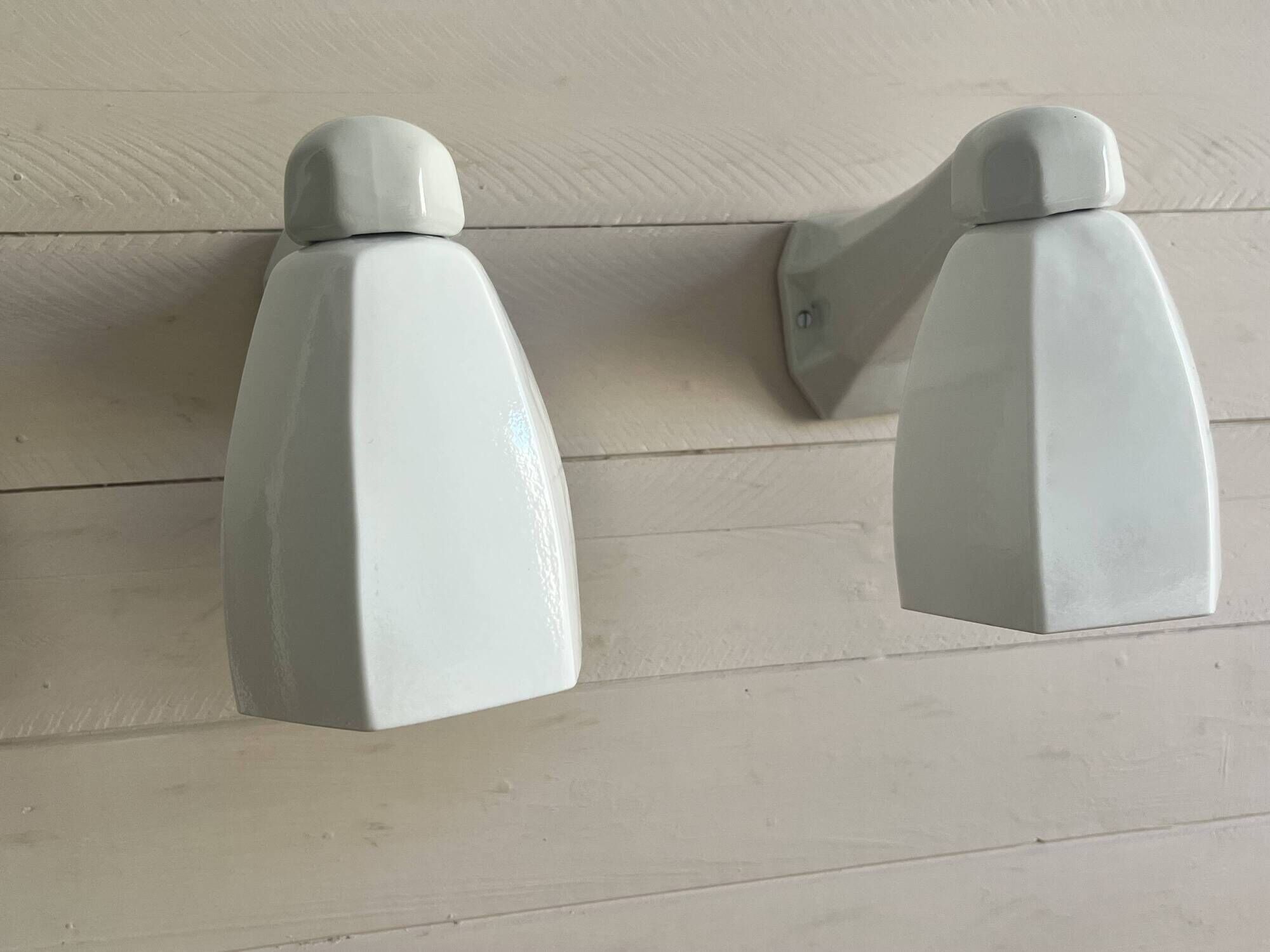 Pair of Art Deco wall sconces in ceramic and opaline.