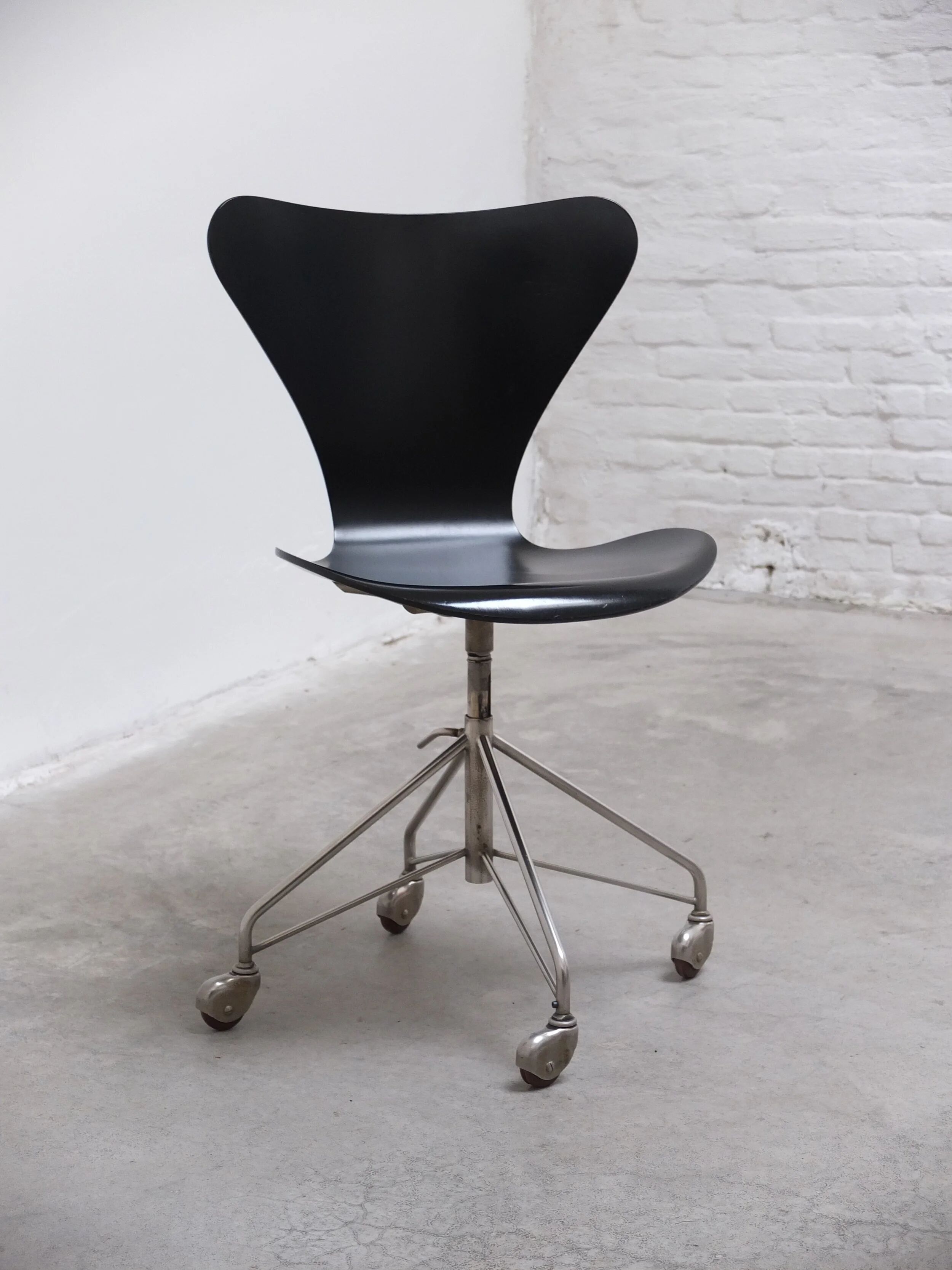 1st edition '3117' swivel desk chair by Arne Jacobsen for Fritz Hansen, 1955