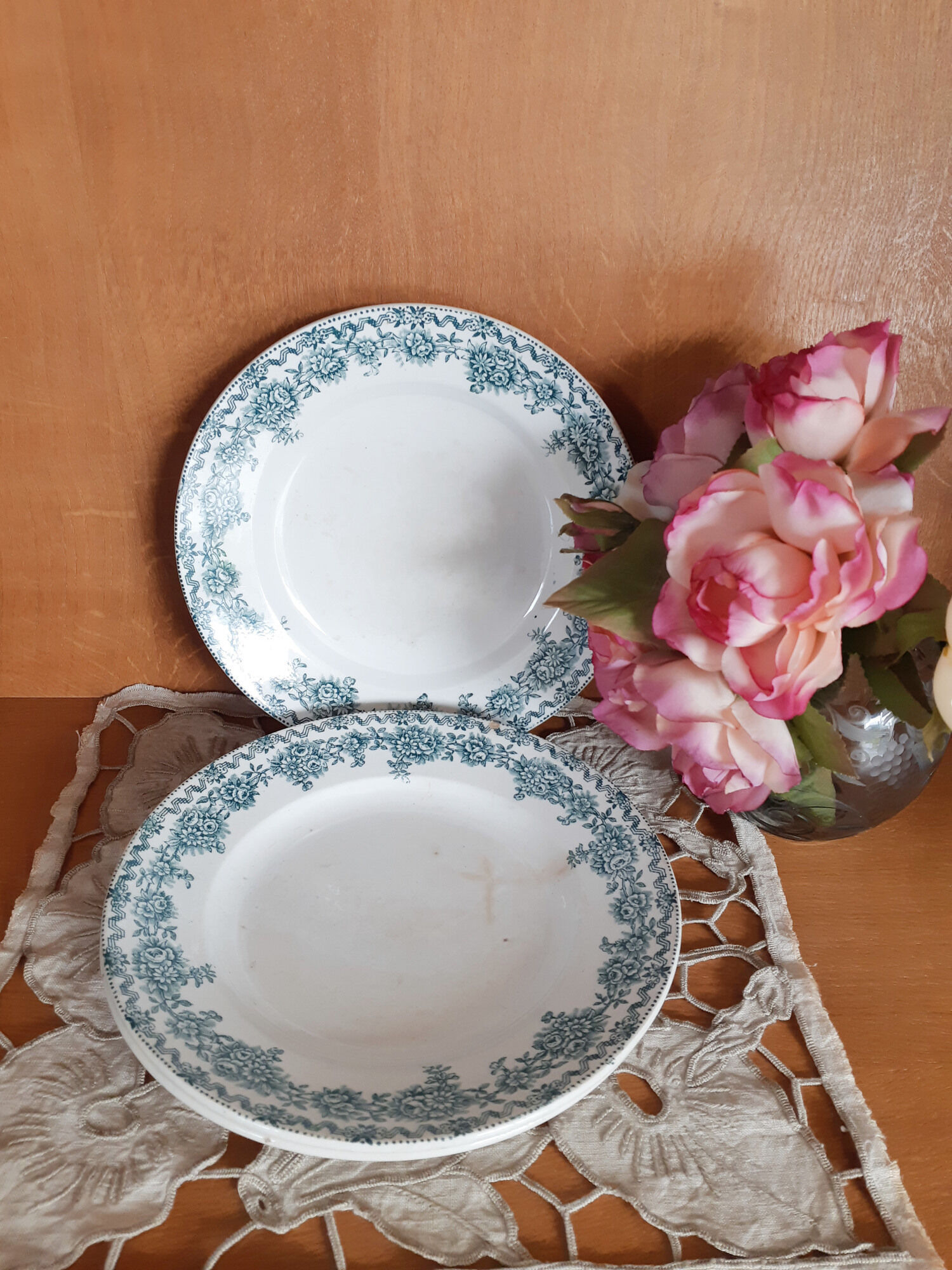 3 flat plates in faience of Saint Amand and Hamage, Terre de fer, model Argenton, color