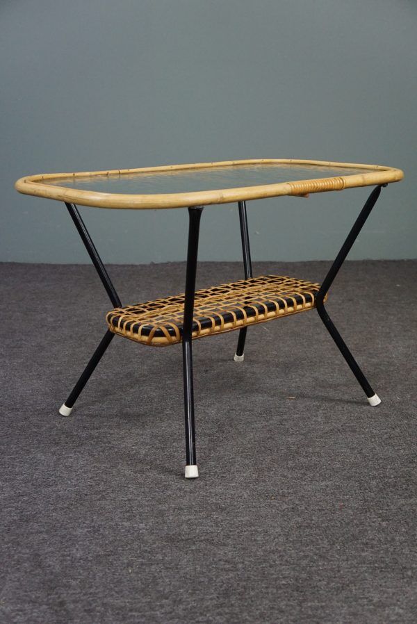 Table basse vintage en rotin Dutch Design avec plateau en verre nuage 1960