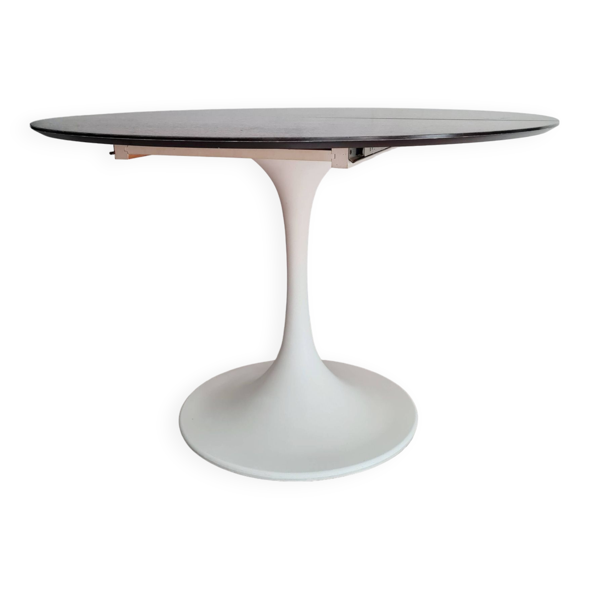 Extendable table with tulip base, round oval wooden top