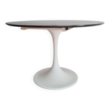 Extendable table with tulip base, round oval wooden top