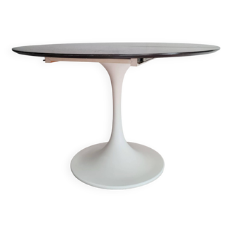Extendable table with tulip base, oval round wooden top