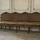 Grande banquette Louis XV en bois naturel mouluré et sculpté, France XVIIIème siècle
