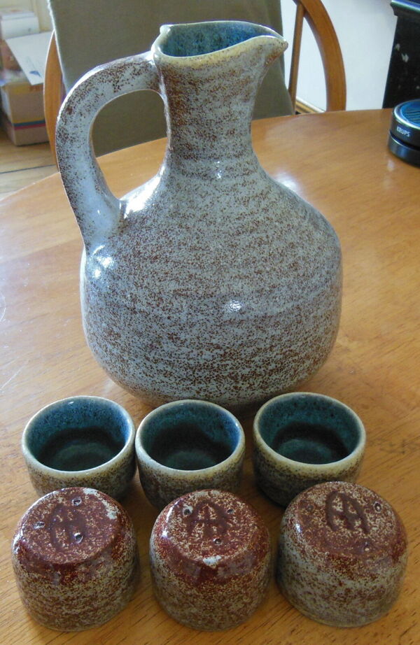 Pichet et ses 6 petits gobelets en céramique signe Accolay