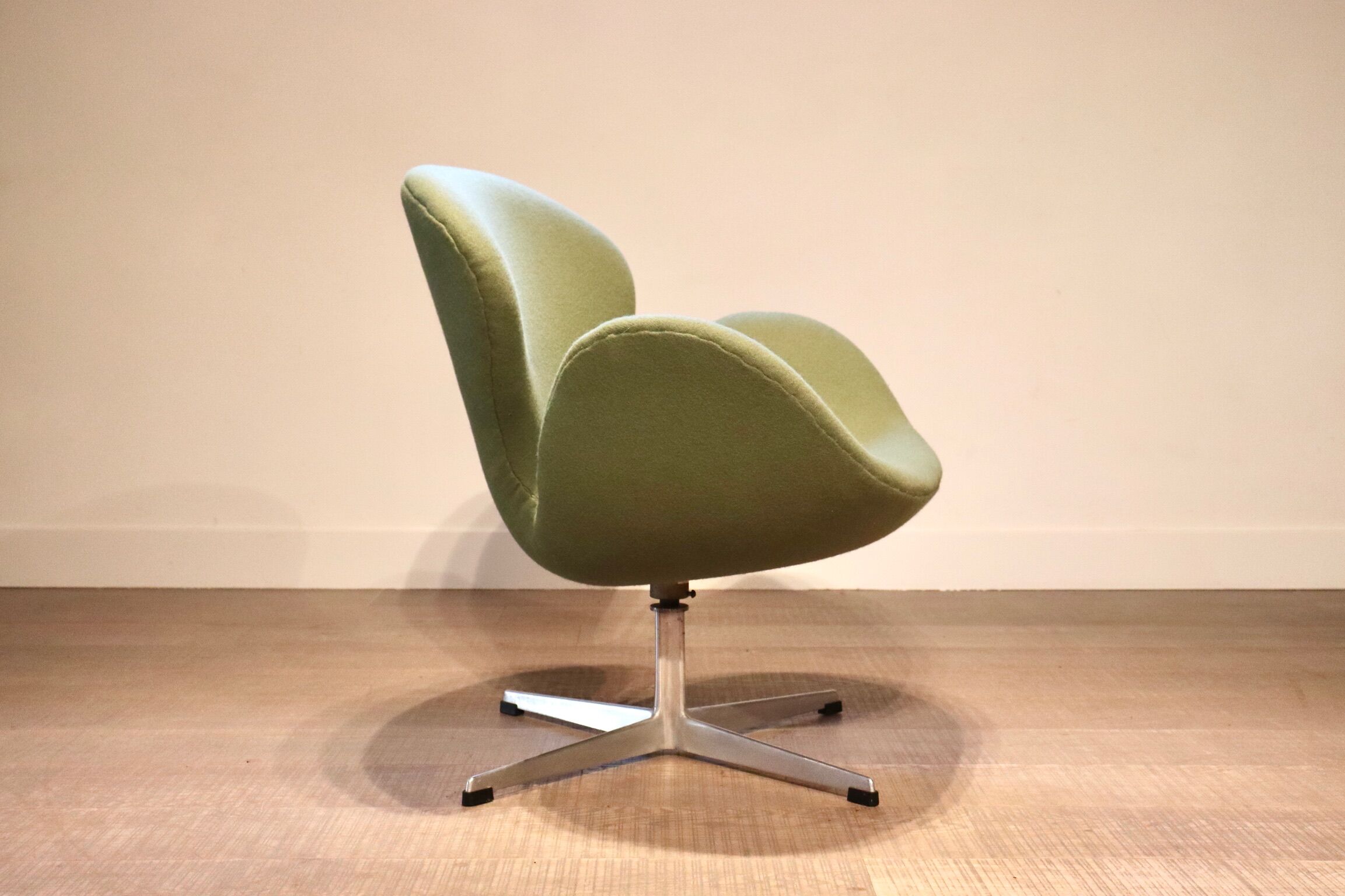 Early model 3320 Swan Chair by Arne Jacobsen for Fritz Hansen, 1950s