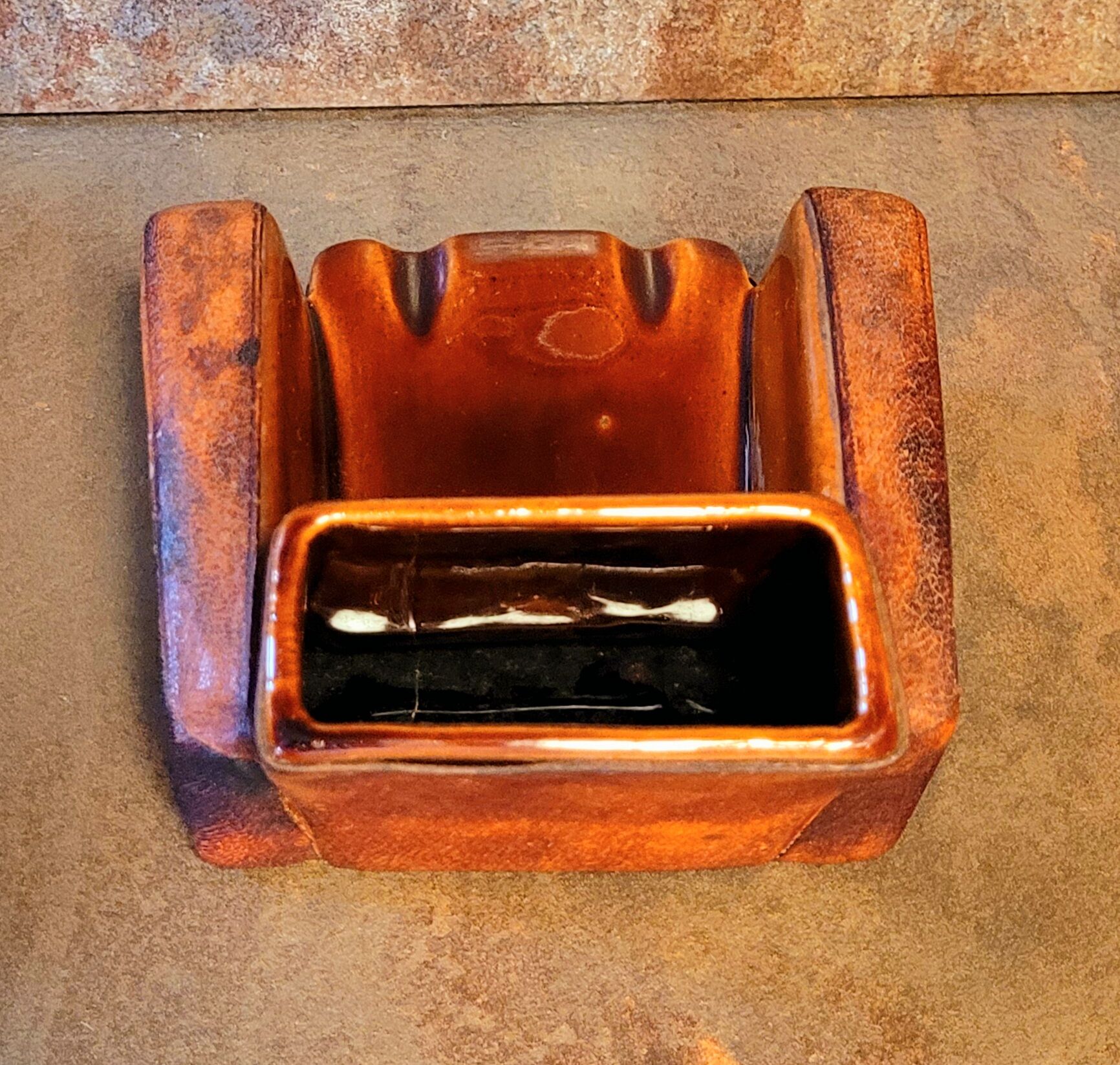 Ashtray Cigarette holder Club armchair in ceramic and vintage leather 50s 60s